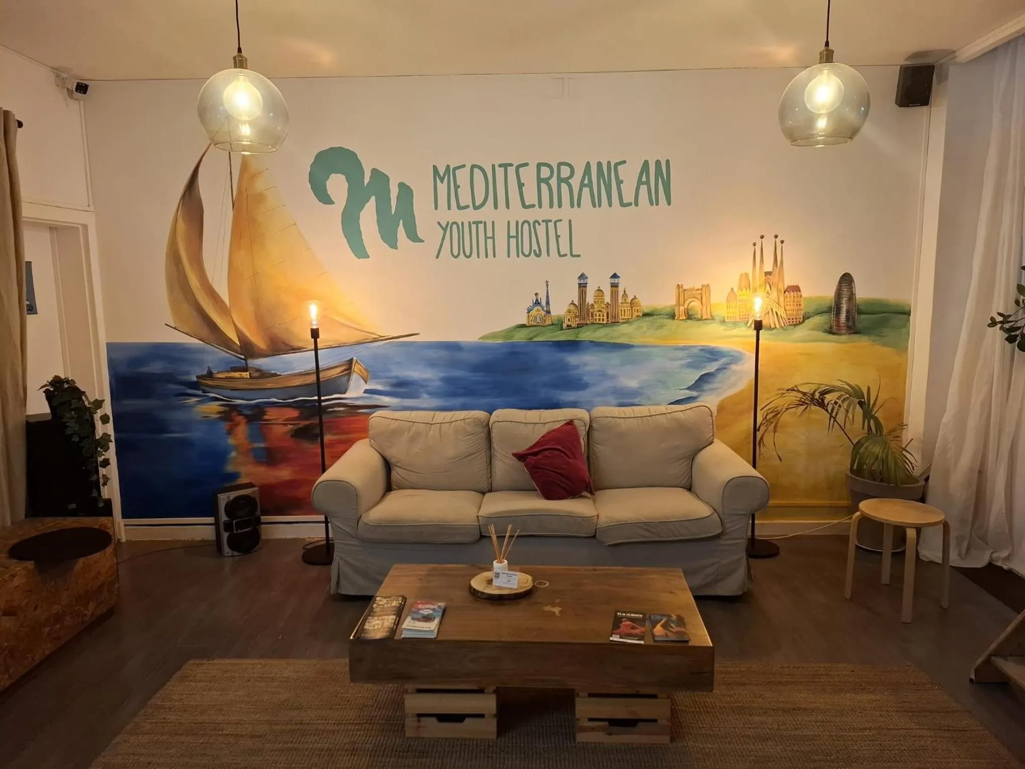 Communal lounge/ TV room in Mediterranean Hostel Barcelona