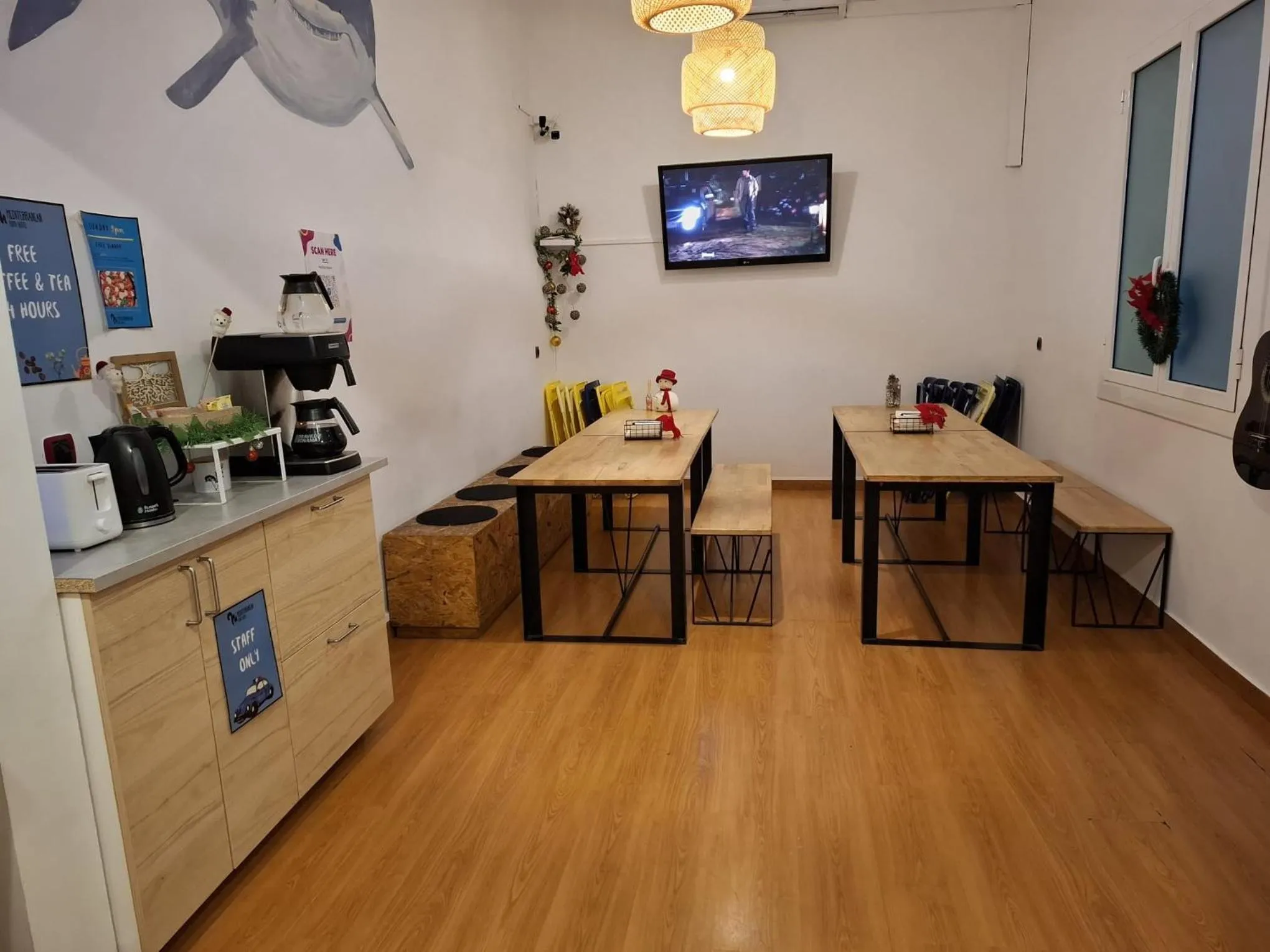 Communal lounge/ TV room in Mediterranean Hostel Barcelona