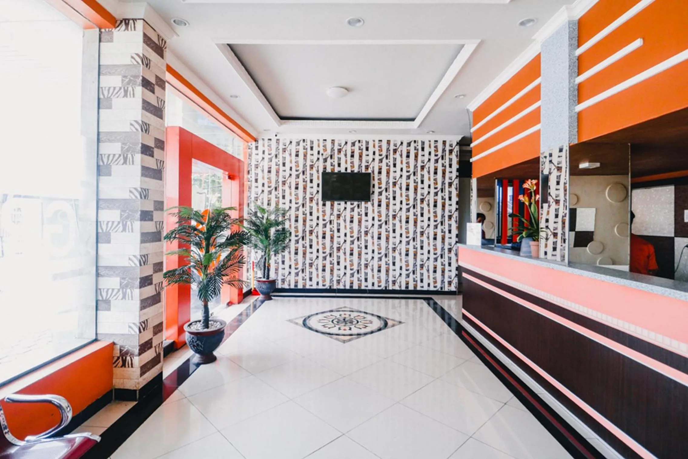 Lobby or reception in RedDoorz Plus at Grand City Inn Makassar