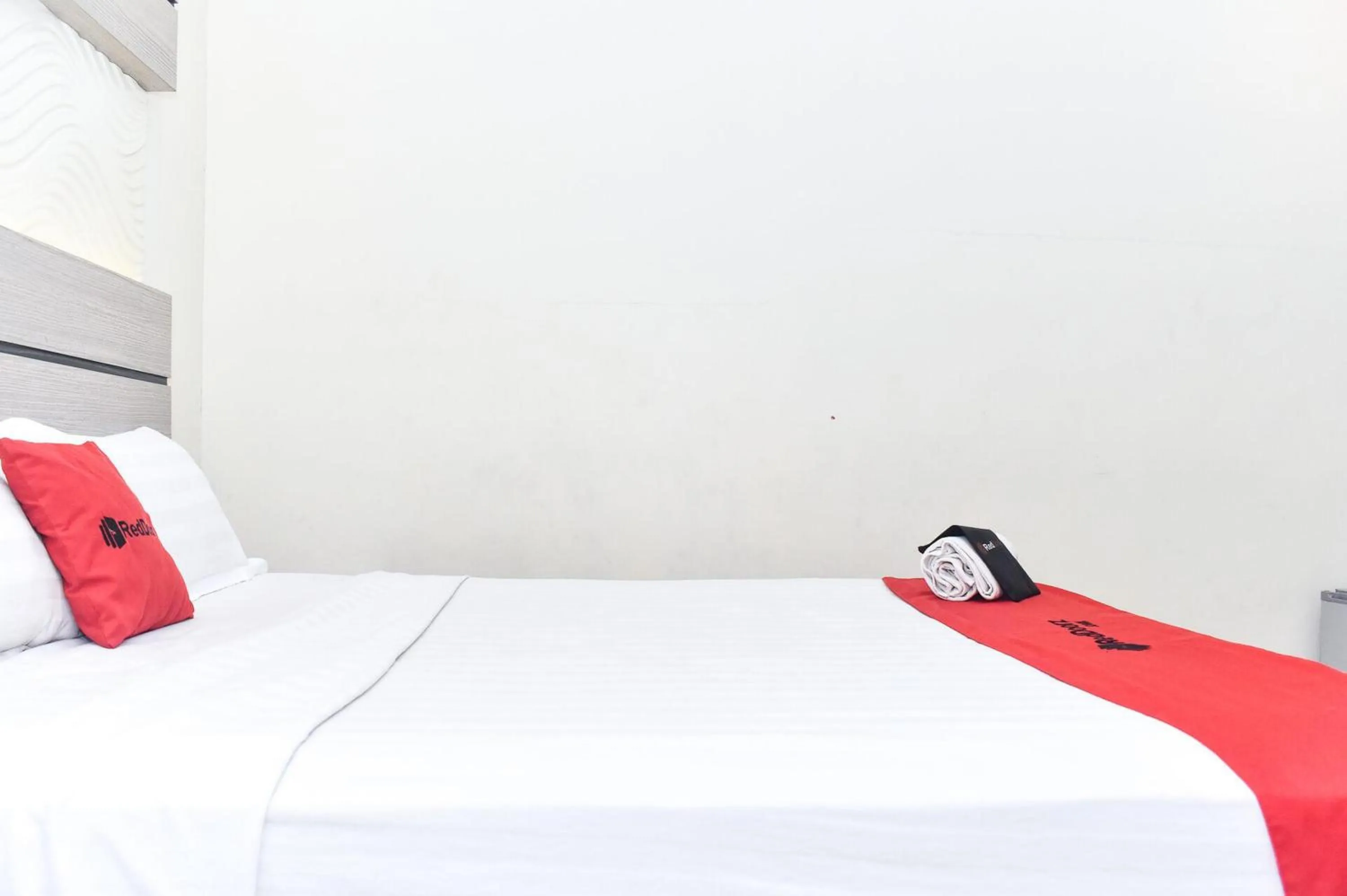 Bedroom, Bed in Reddoorz Plus near Makassar Town Square