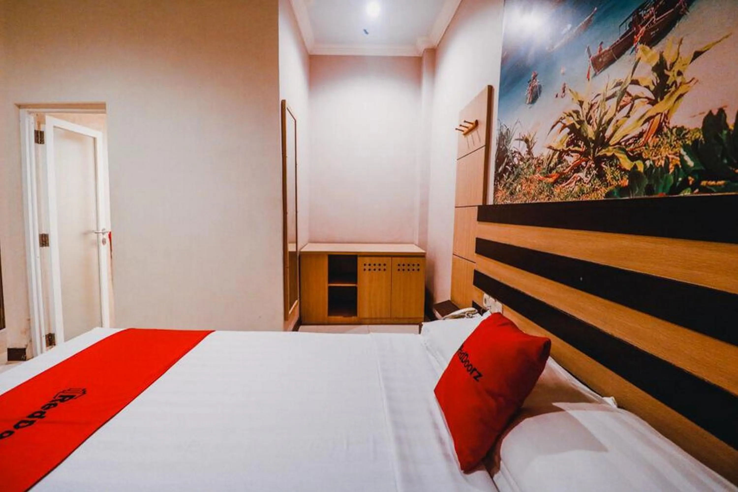 Bedroom, Bed in Reddoorz Plus near Makassar Town Square