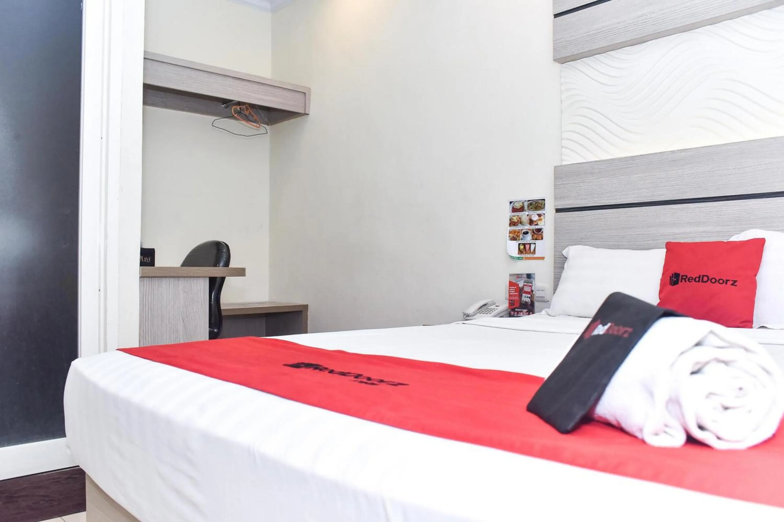 Bedroom, Bed in Reddoorz Plus near Makassar Town Square