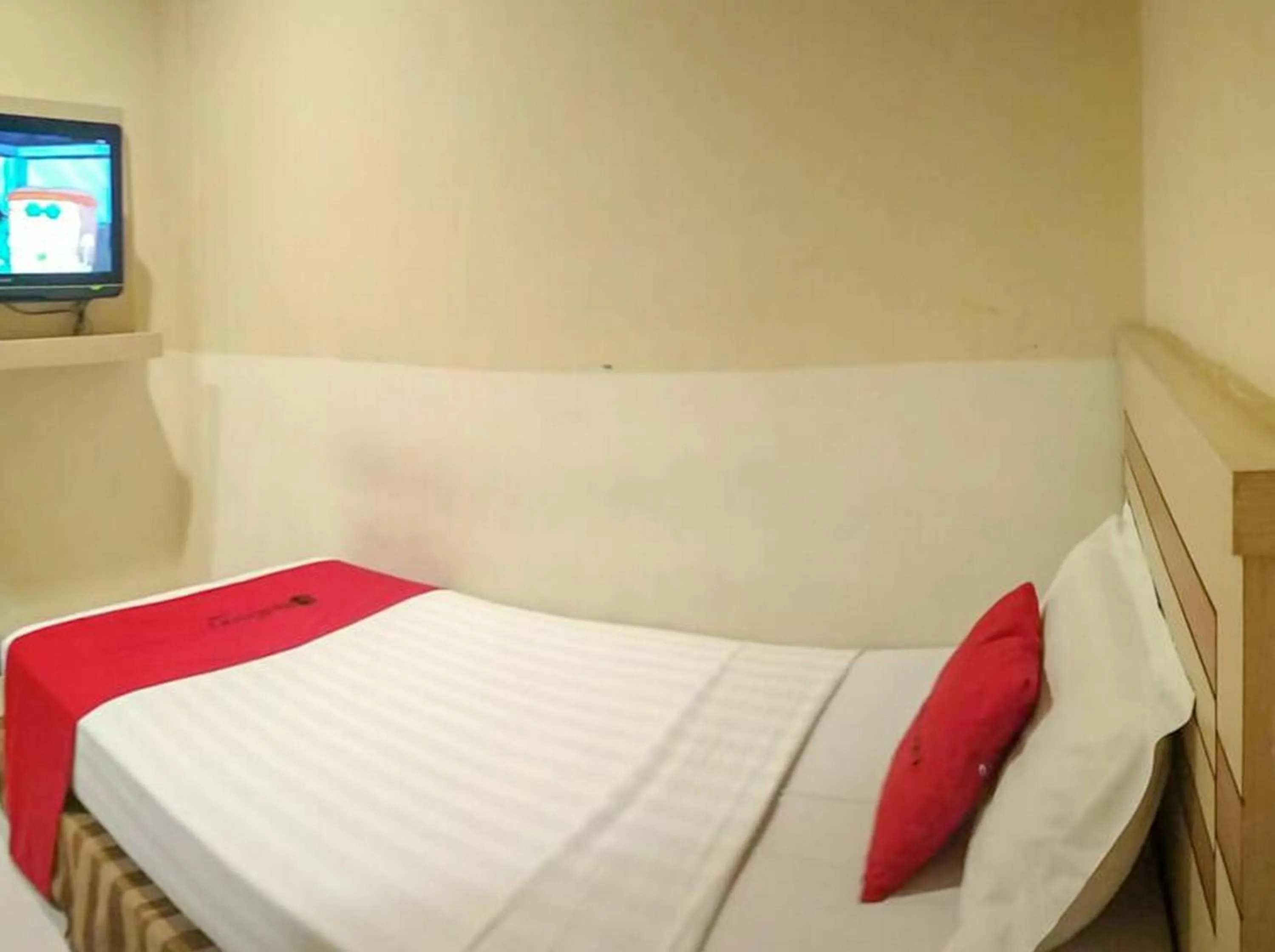 Bedroom, Bed in Reddoorz Plus near Makassar Town Square