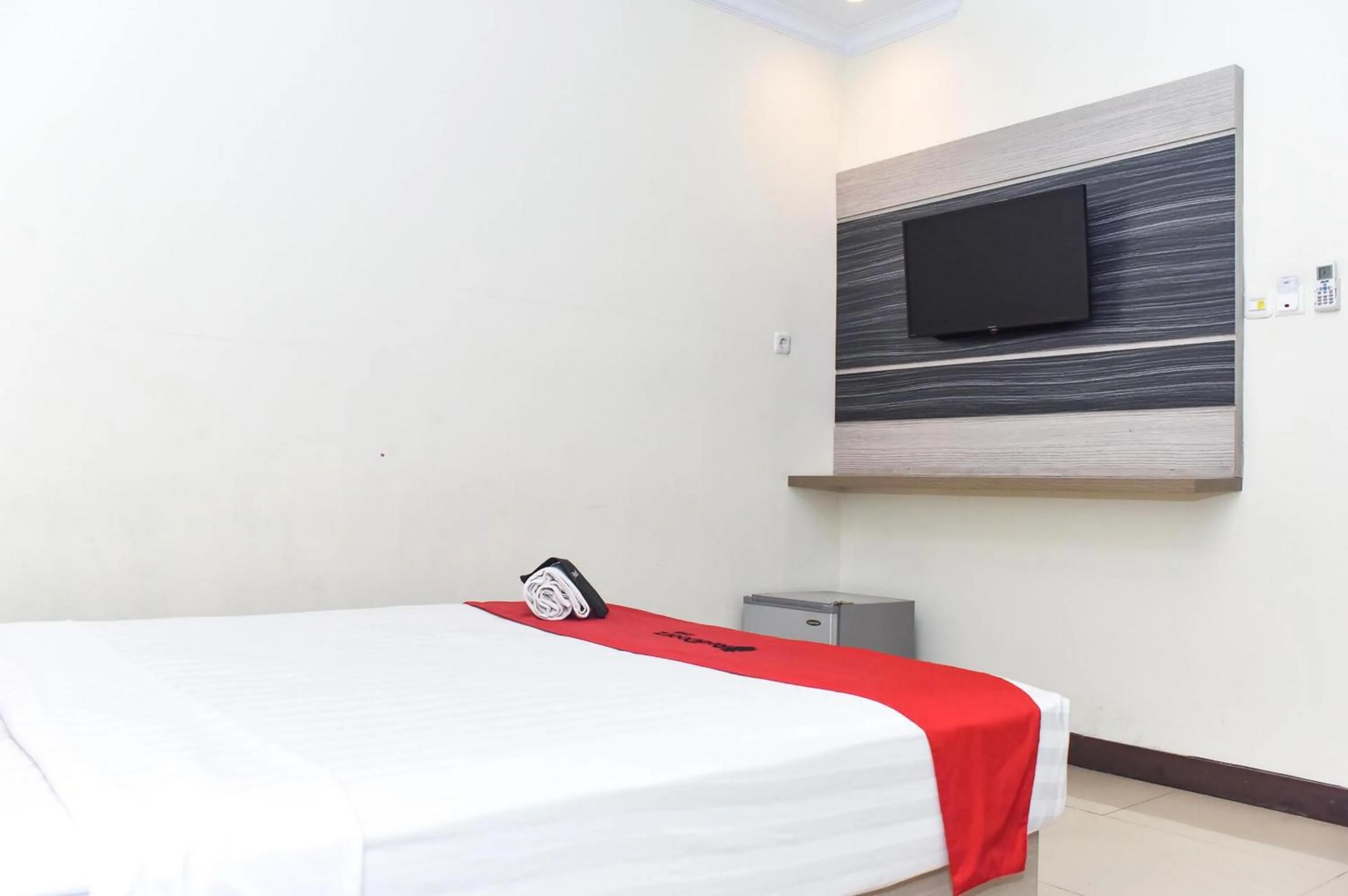 Bedroom, Bed in Reddoorz Plus near Makassar Town Square