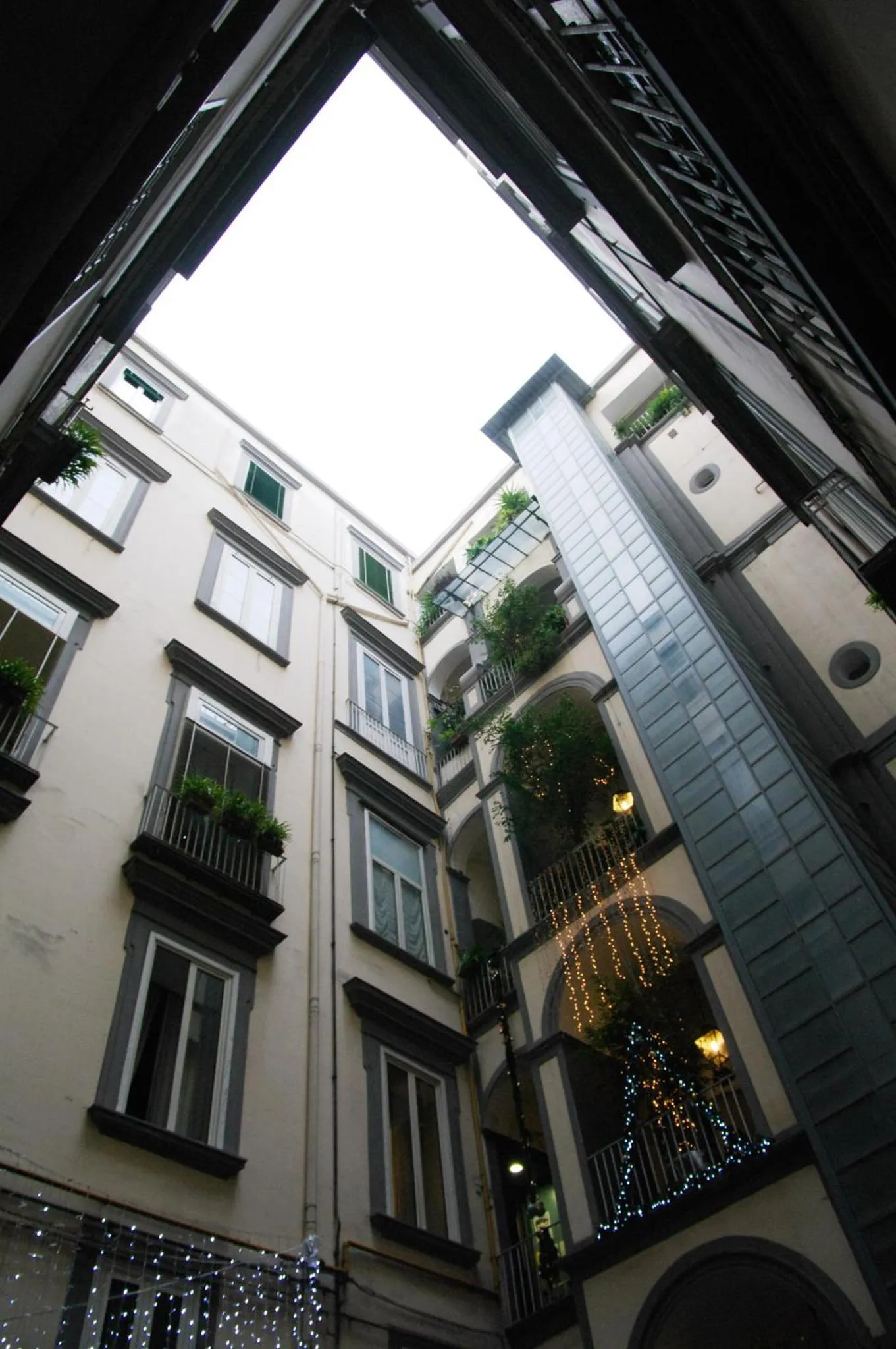 Facade/entrance in B&B Napoli Plebiscito