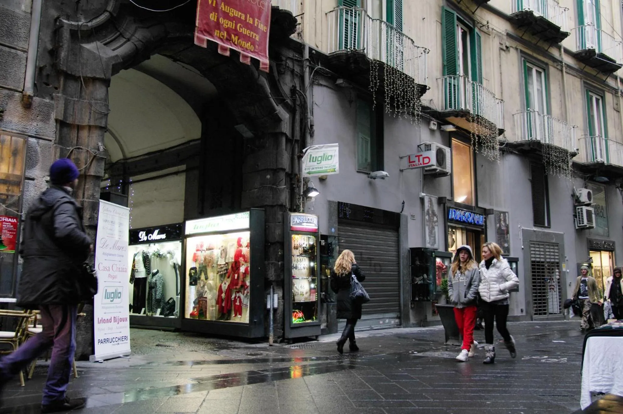 Facade/entrance in B&B Napoli Plebiscito