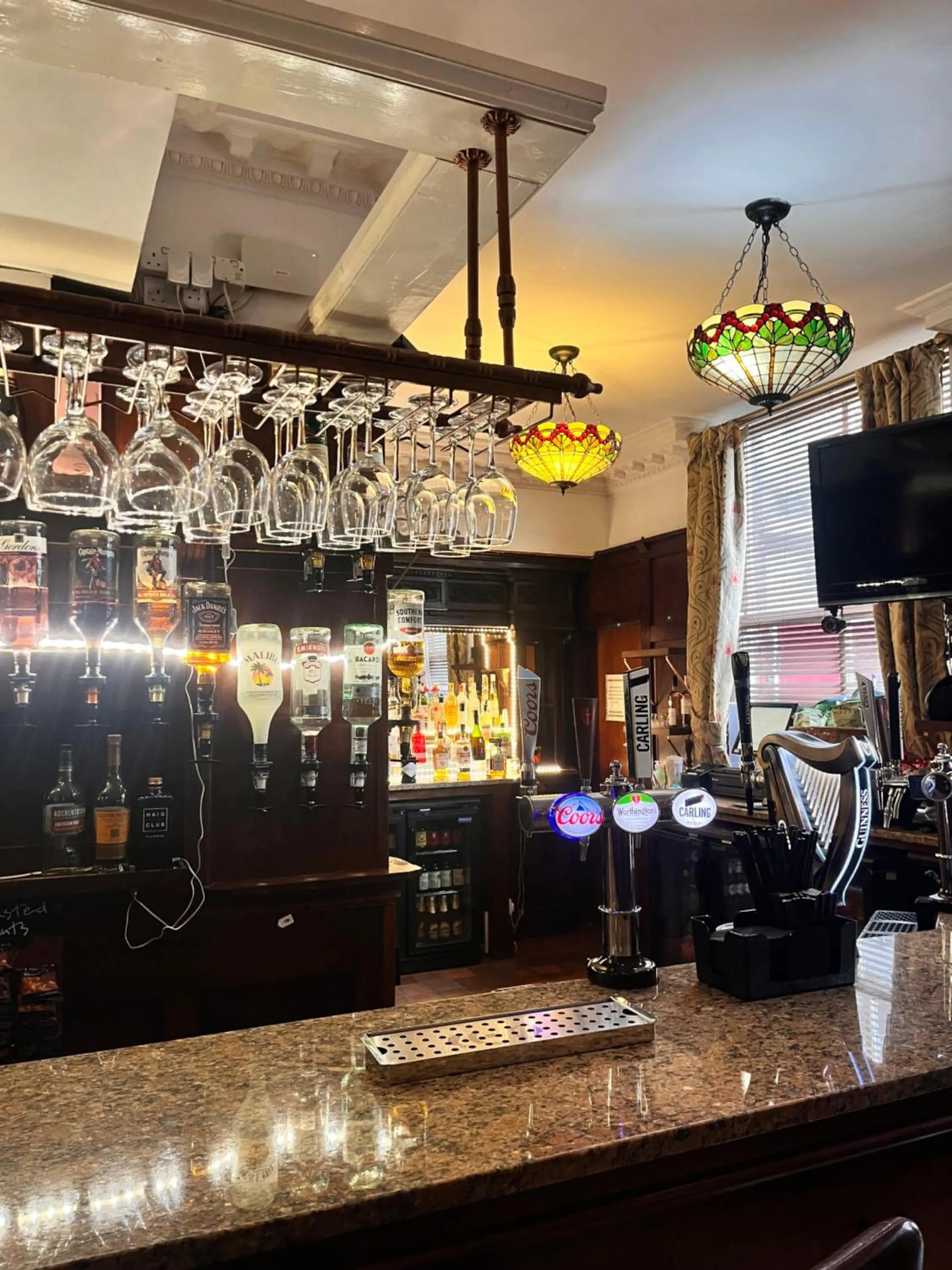 Lounge or bar in Beech Mount Hotel - Free Parking