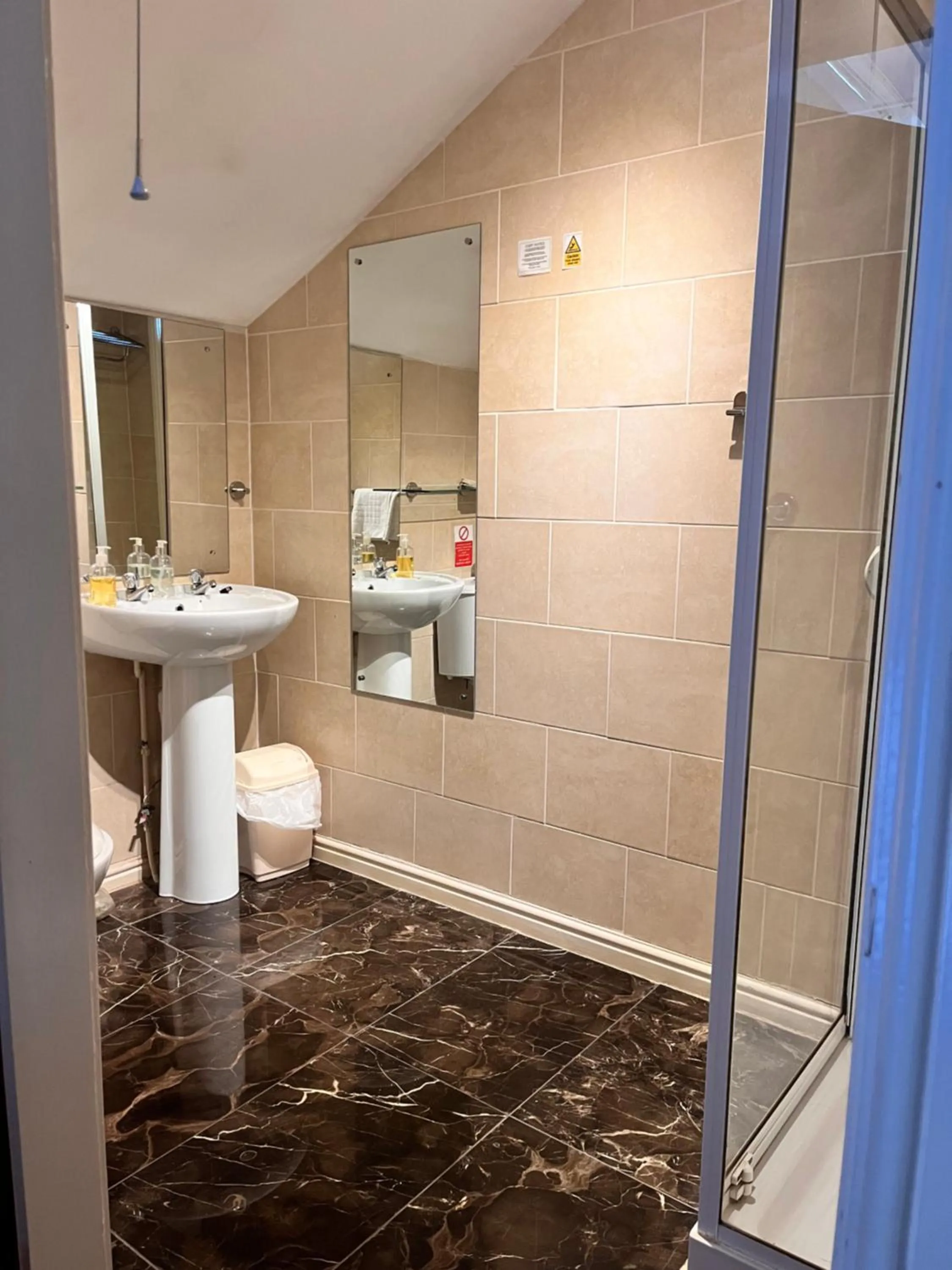 Shower in Beech Mount Hotel - Free Parking