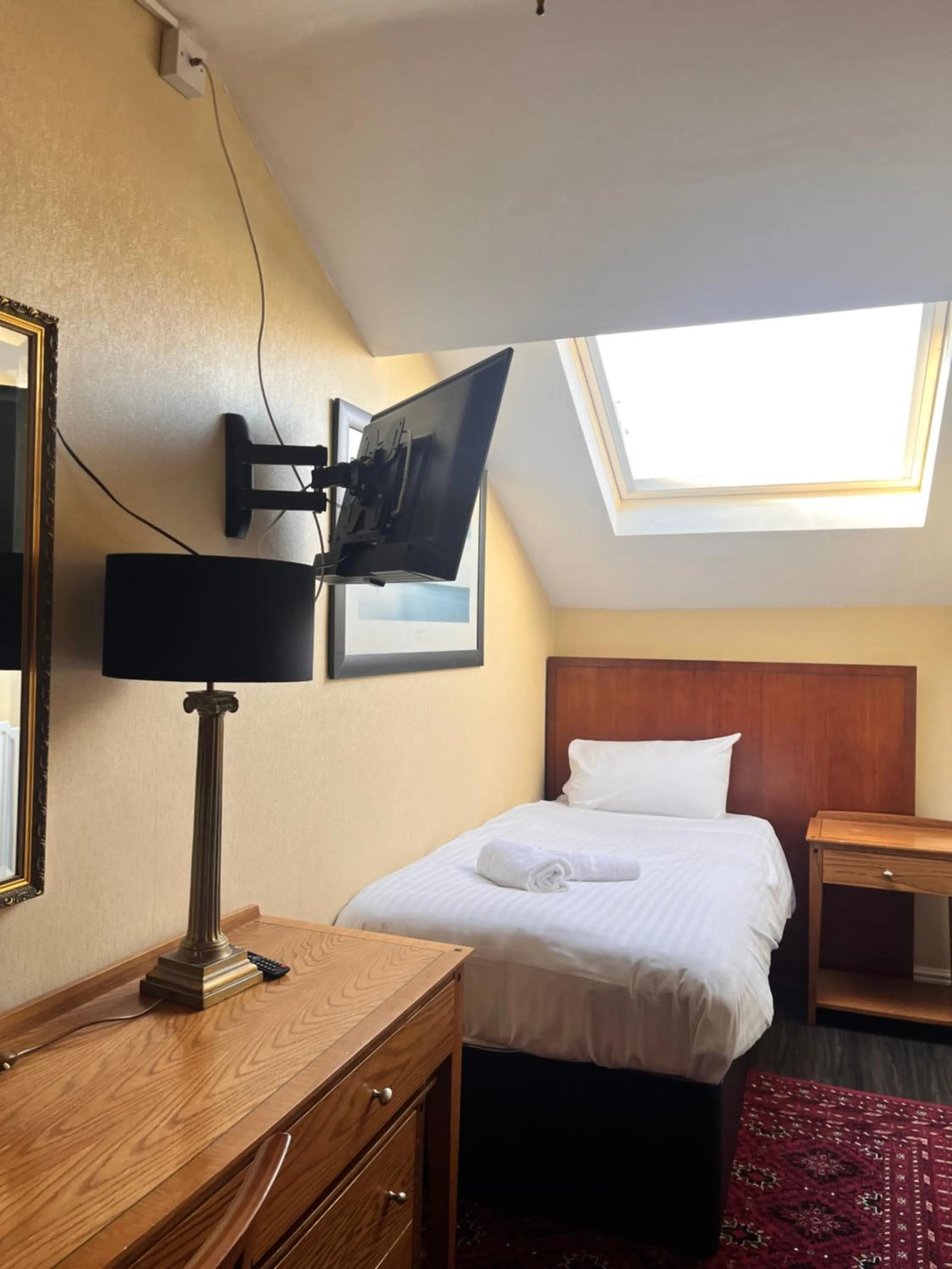 Bedroom, Bed in Beech Mount Hotel - Free Parking