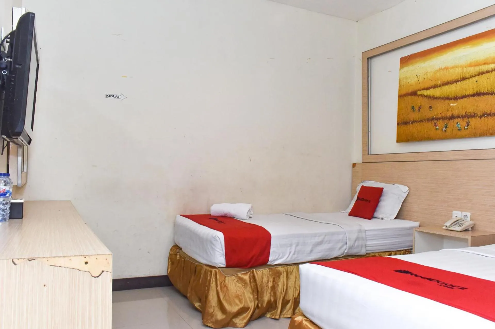 Bedroom, Bed in RedDoorz Plus near Sultan Hasanuddin Airport