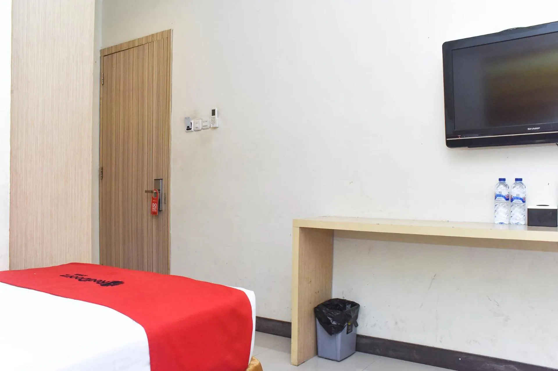 Bedroom, Bed in RedDoorz Plus near Sultan Hasanuddin Airport