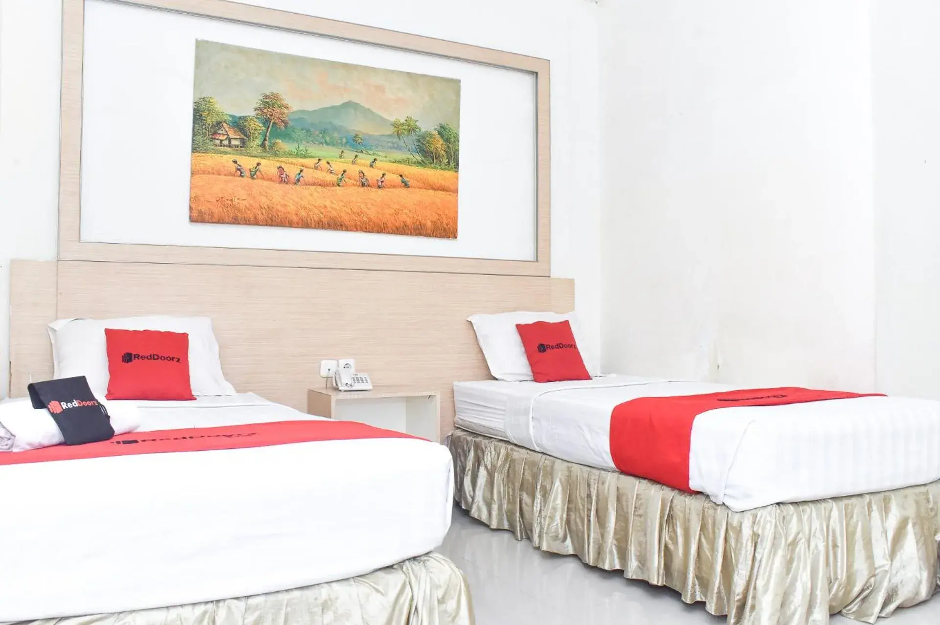 Standard Twin Room in RedDoorz Plus near Sultan Hasanuddin Airport Standard Twin Room in RedDoorz Plus near Sultan Hasanuddin Airport