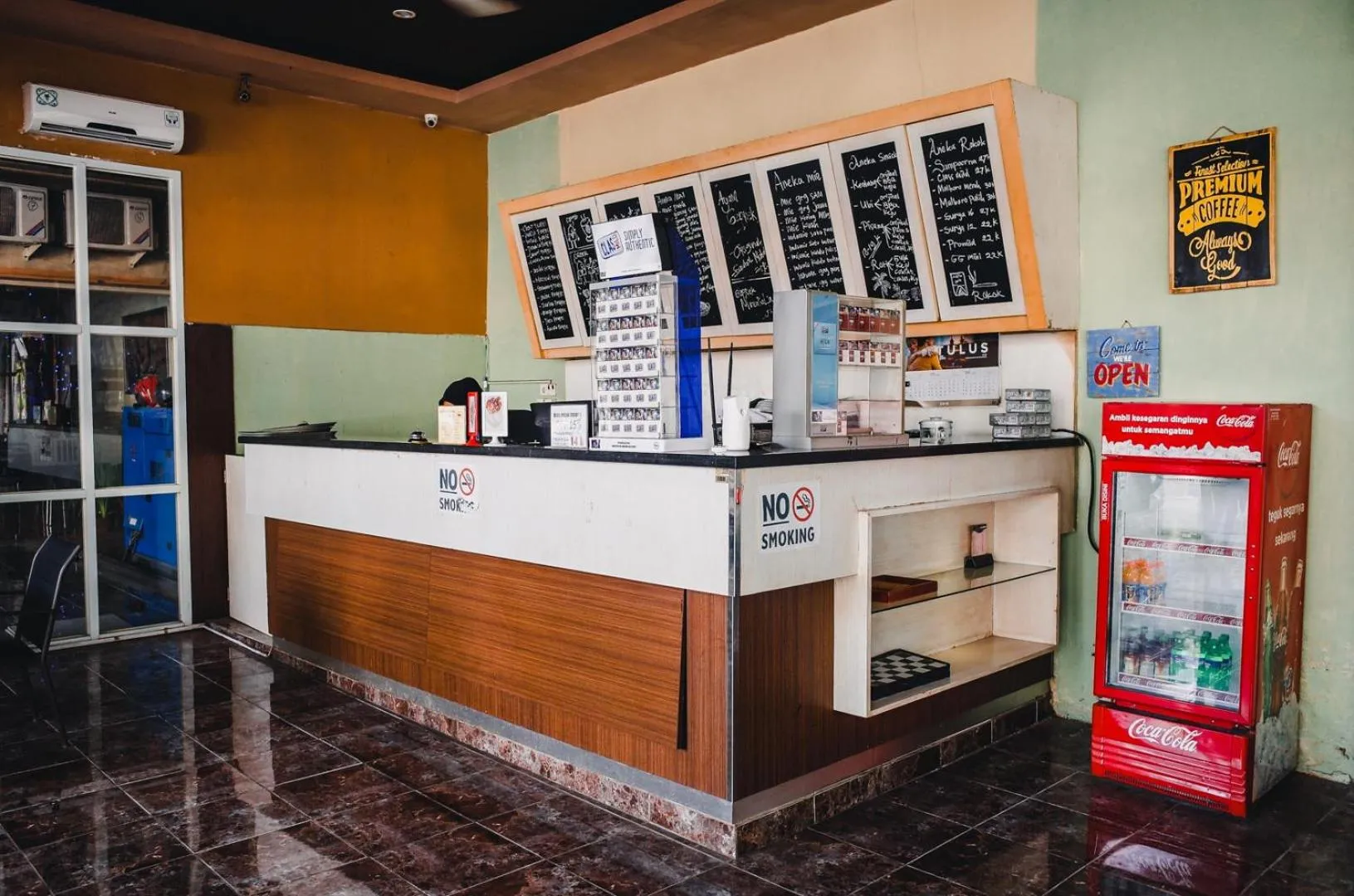 Area and facilities in RedDoorz Plus near Sultan Hasanuddin Airport