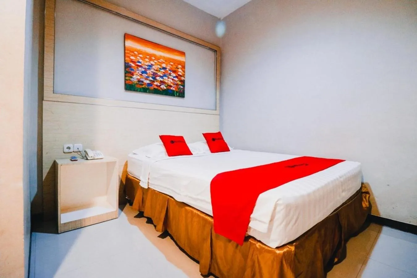 Bedroom, Bed in RedDoorz Plus near Sultan Hasanuddin Airport