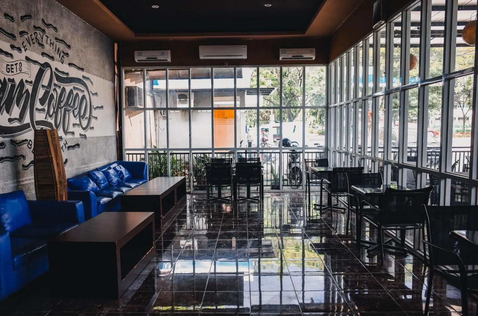 Area and facilities in RedDoorz Plus near Sultan Hasanuddin Airport