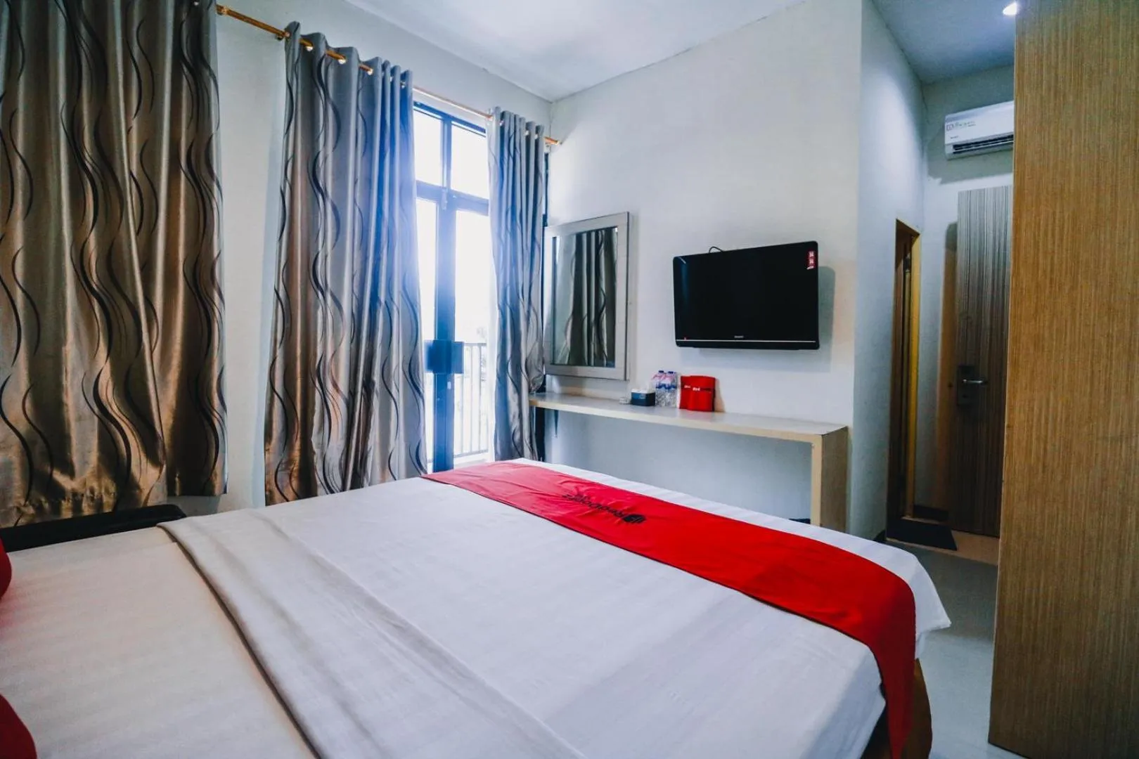 Bedroom, Bed in RedDoorz Plus near Sultan Hasanuddin Airport