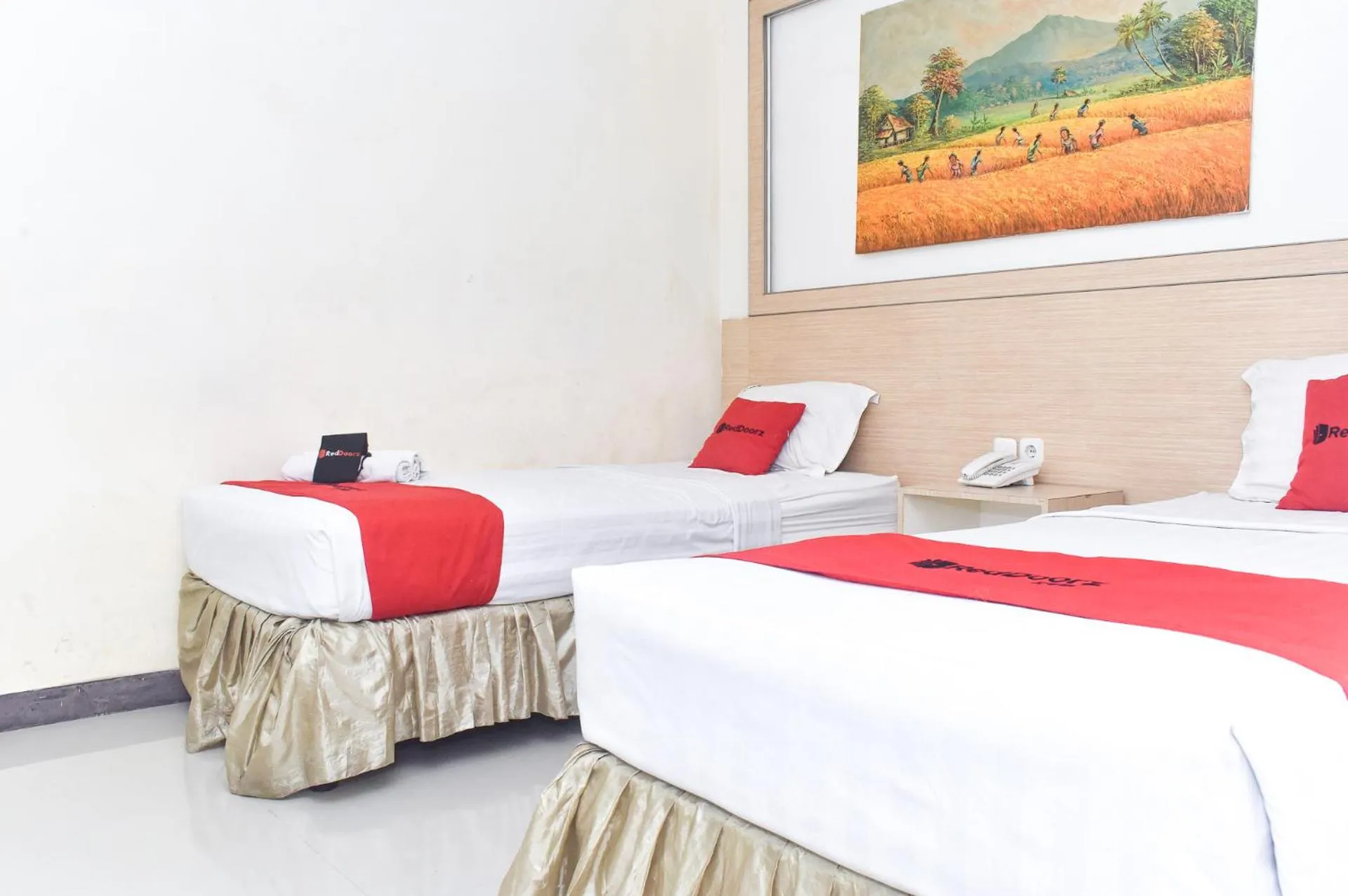 Bedroom, Bed in RedDoorz Plus near Sultan Hasanuddin Airport