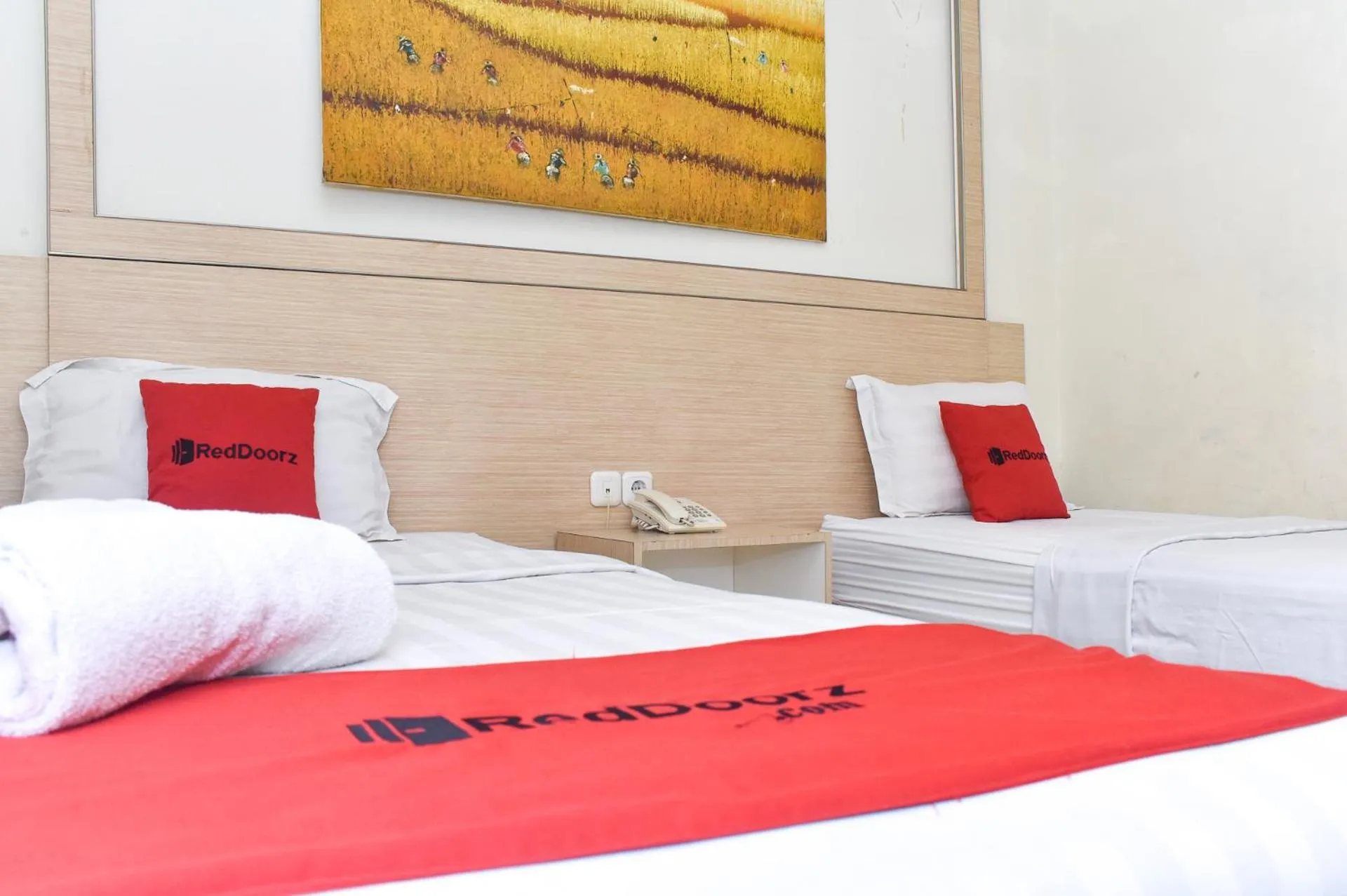 Bedroom, Bed in RedDoorz Plus near Sultan Hasanuddin Airport