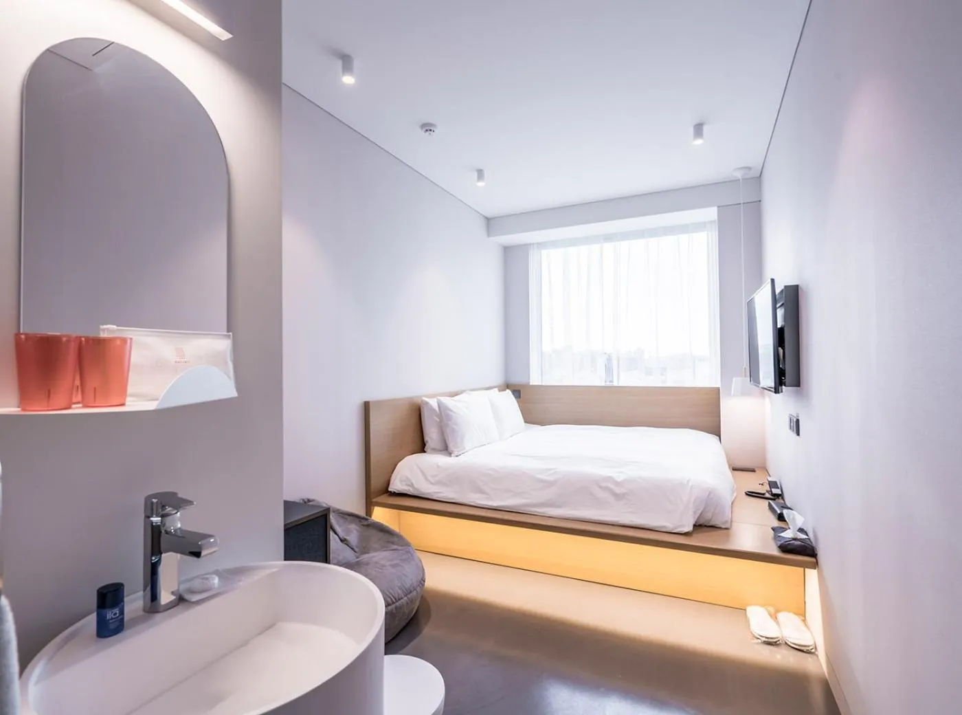 Photo of the whole room, Bed in Patio 7