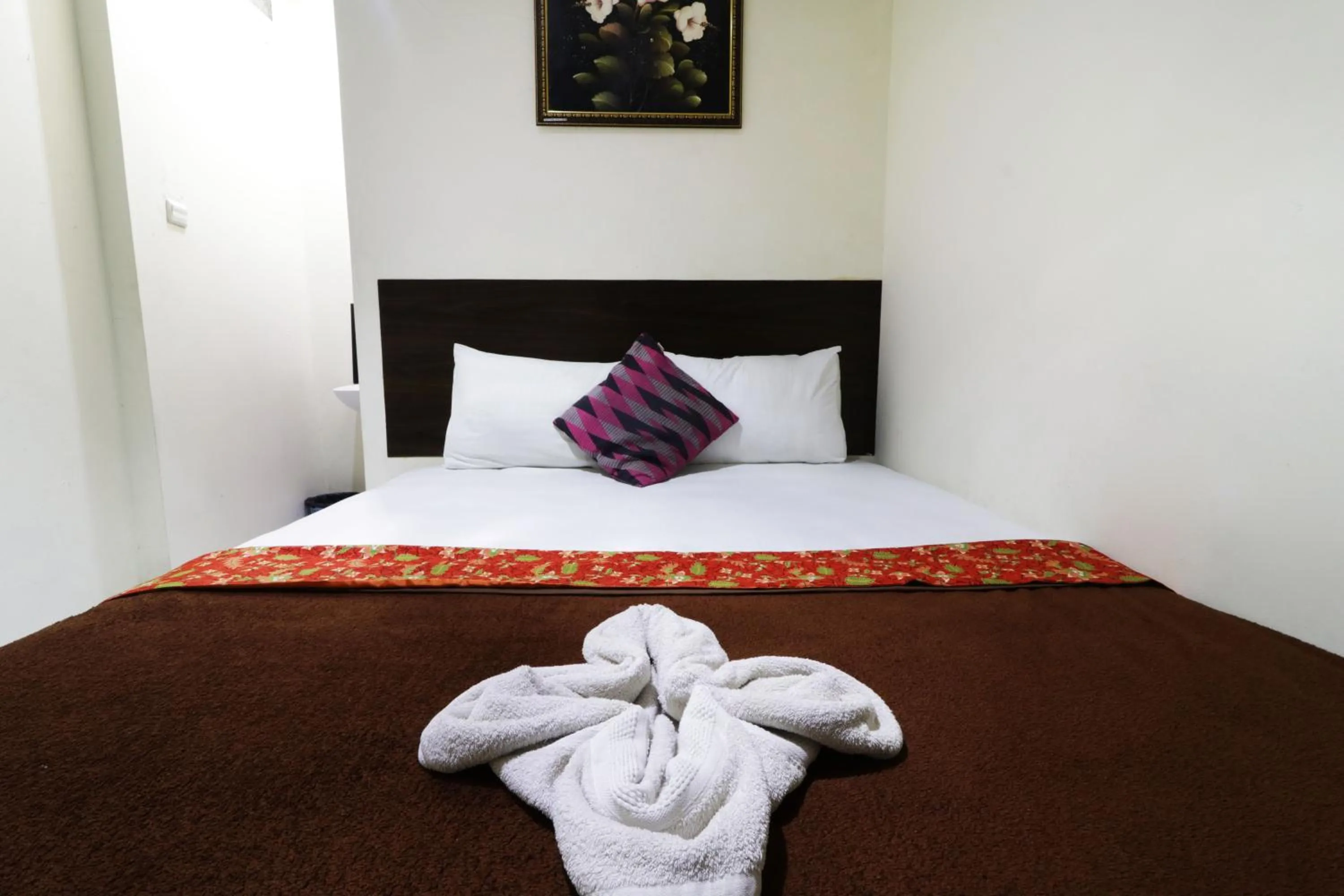 Bed in Bantal Guling Pasar Baru