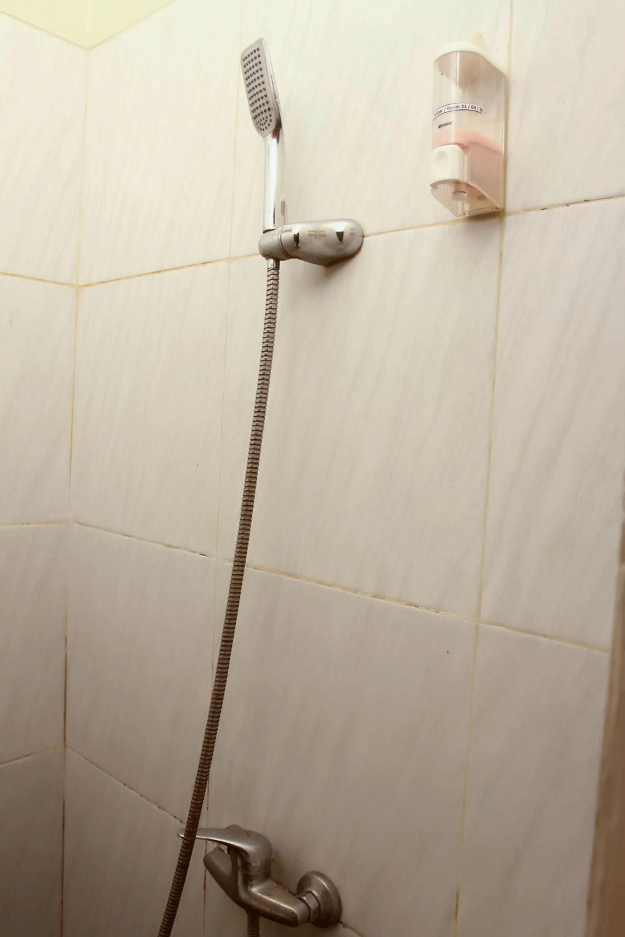 Shower in Bantal Guling Pasar Baru