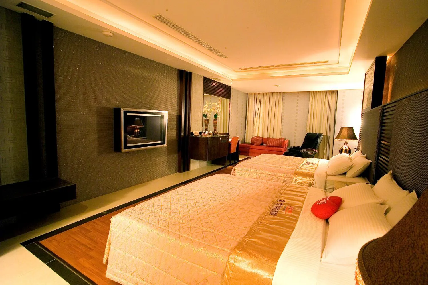 Photo of the whole room, Bed in Chateau Motel & Spa