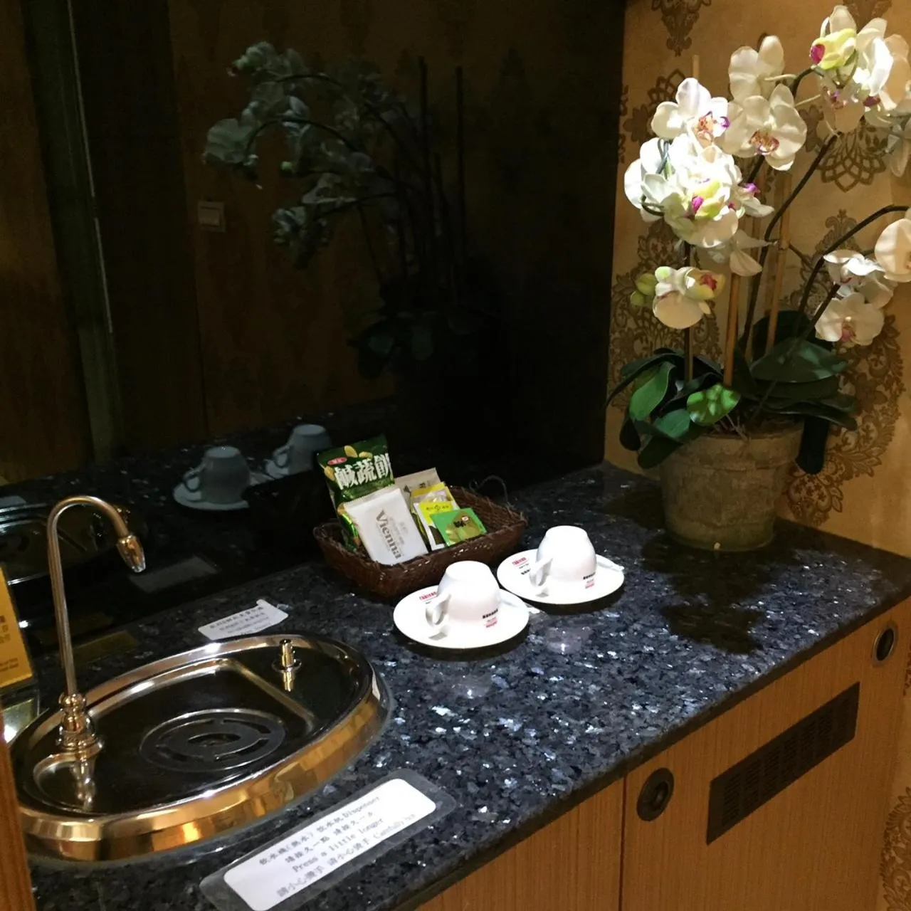 Coffee/tea facilities in Chateau Motel & Spa