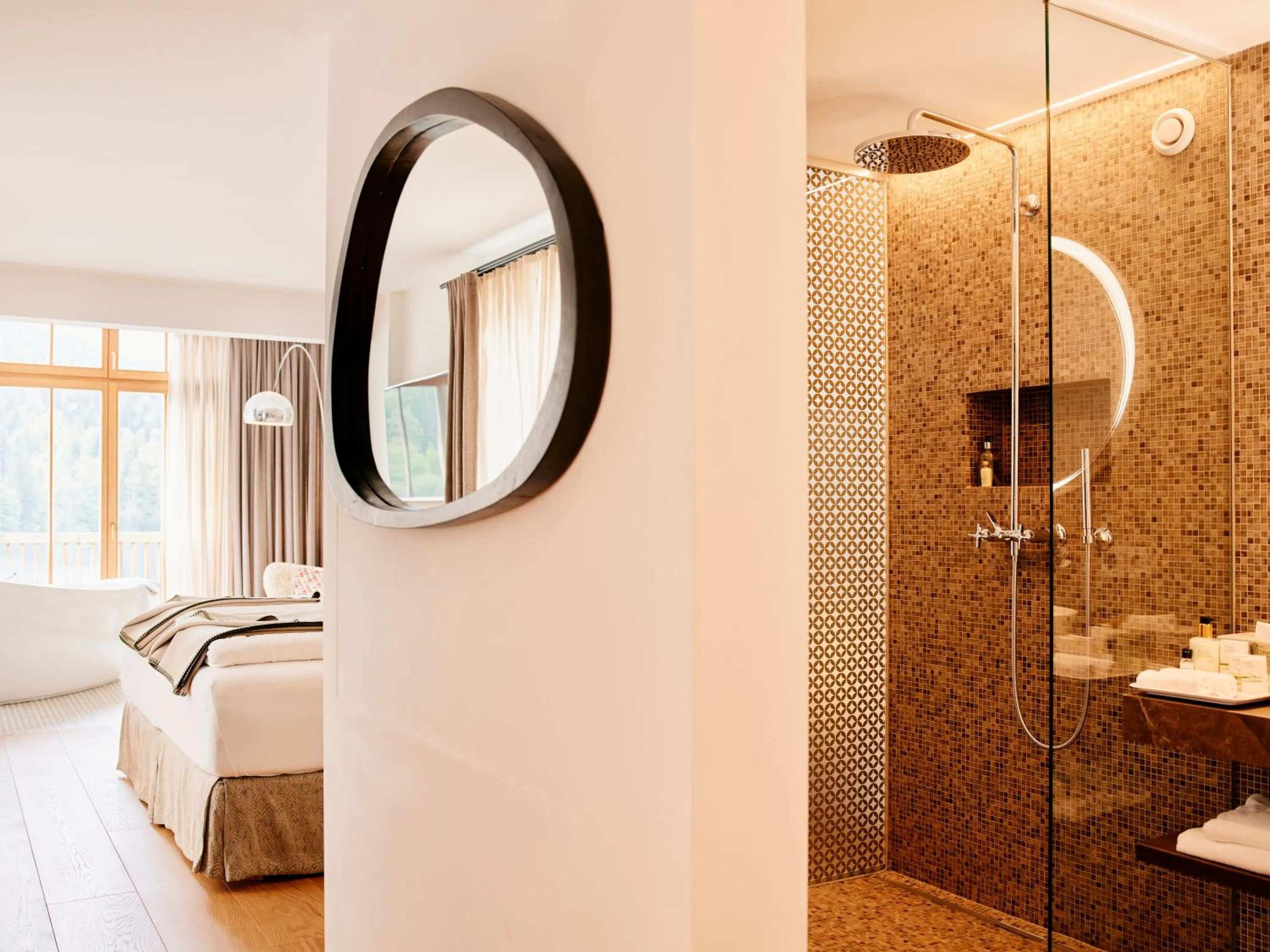 Bathroom, Bed in TAUROA Seehotel Grundlsee