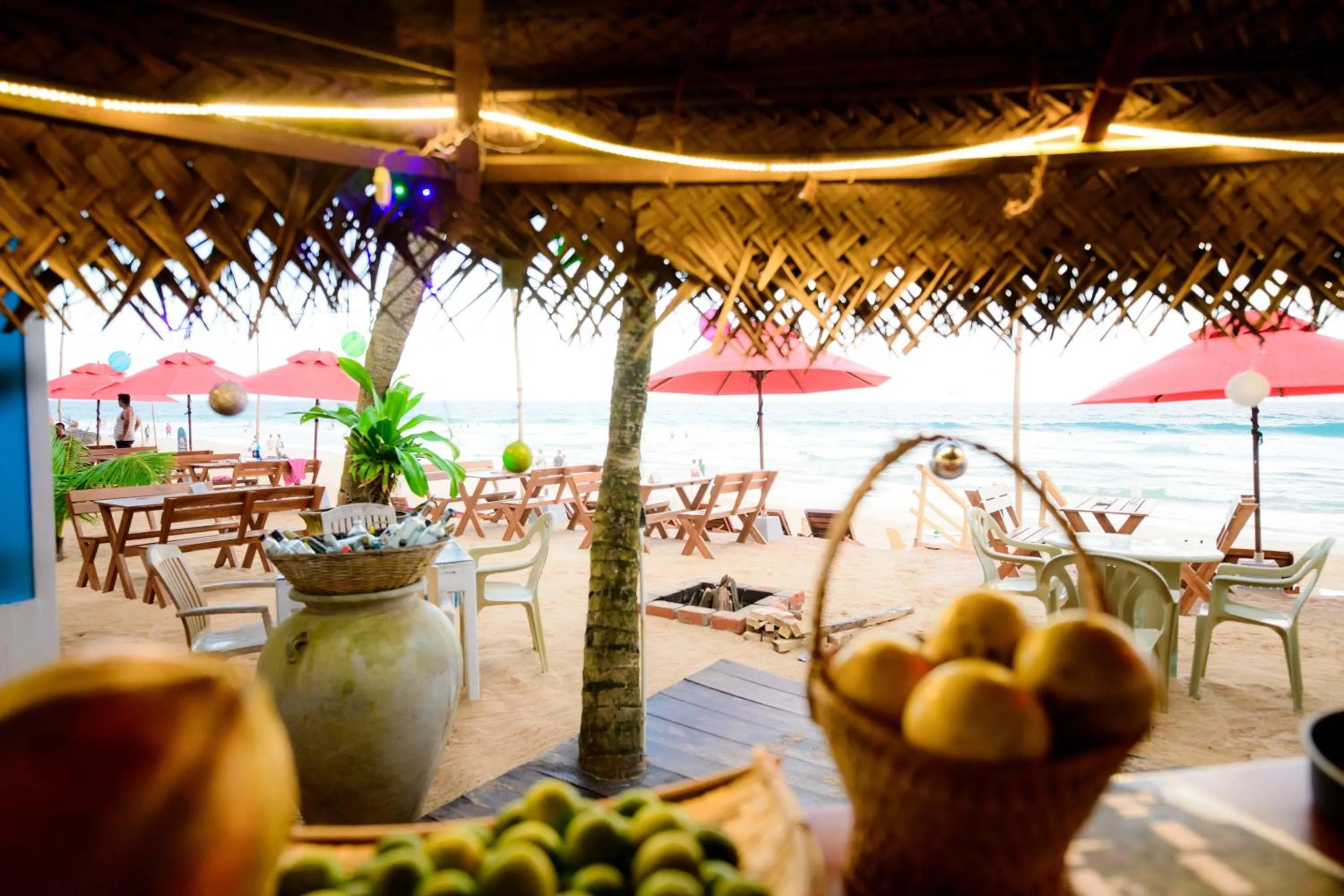 Lounge or bar in Royal Beach Hotel Hikkaduwa