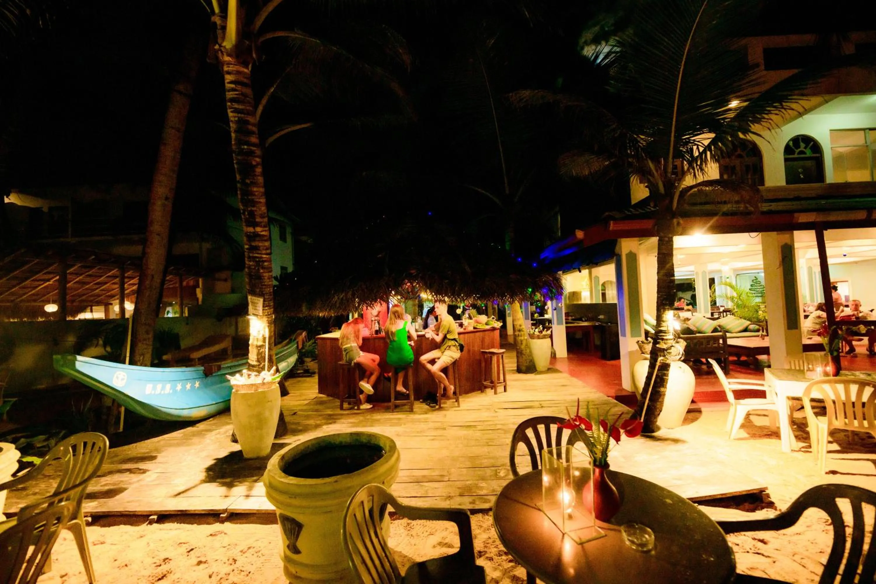 Lounge or bar in Royal Beach Hotel Hikkaduwa