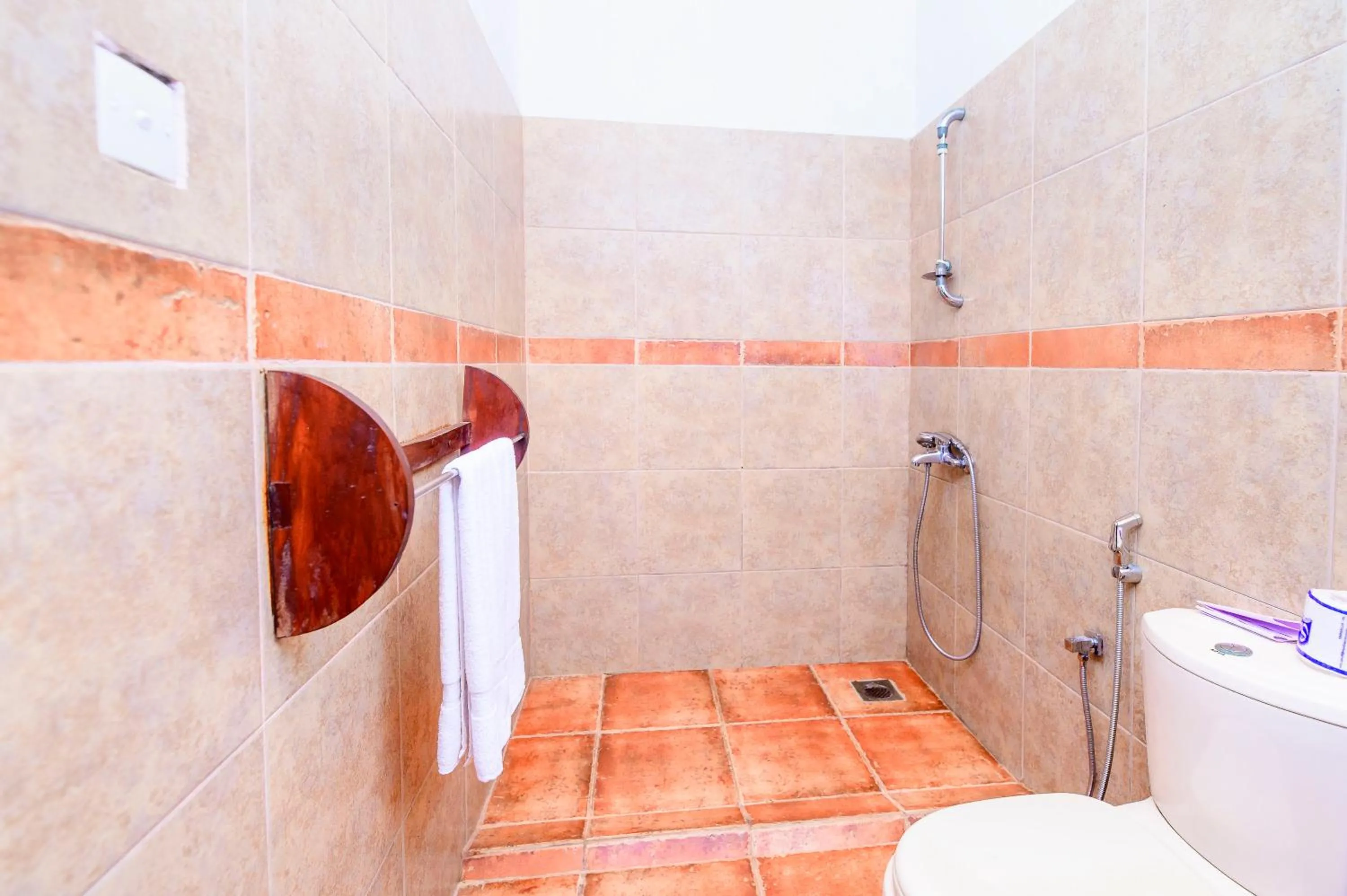 Shower in Royal Beach Hotel Hikkaduwa
