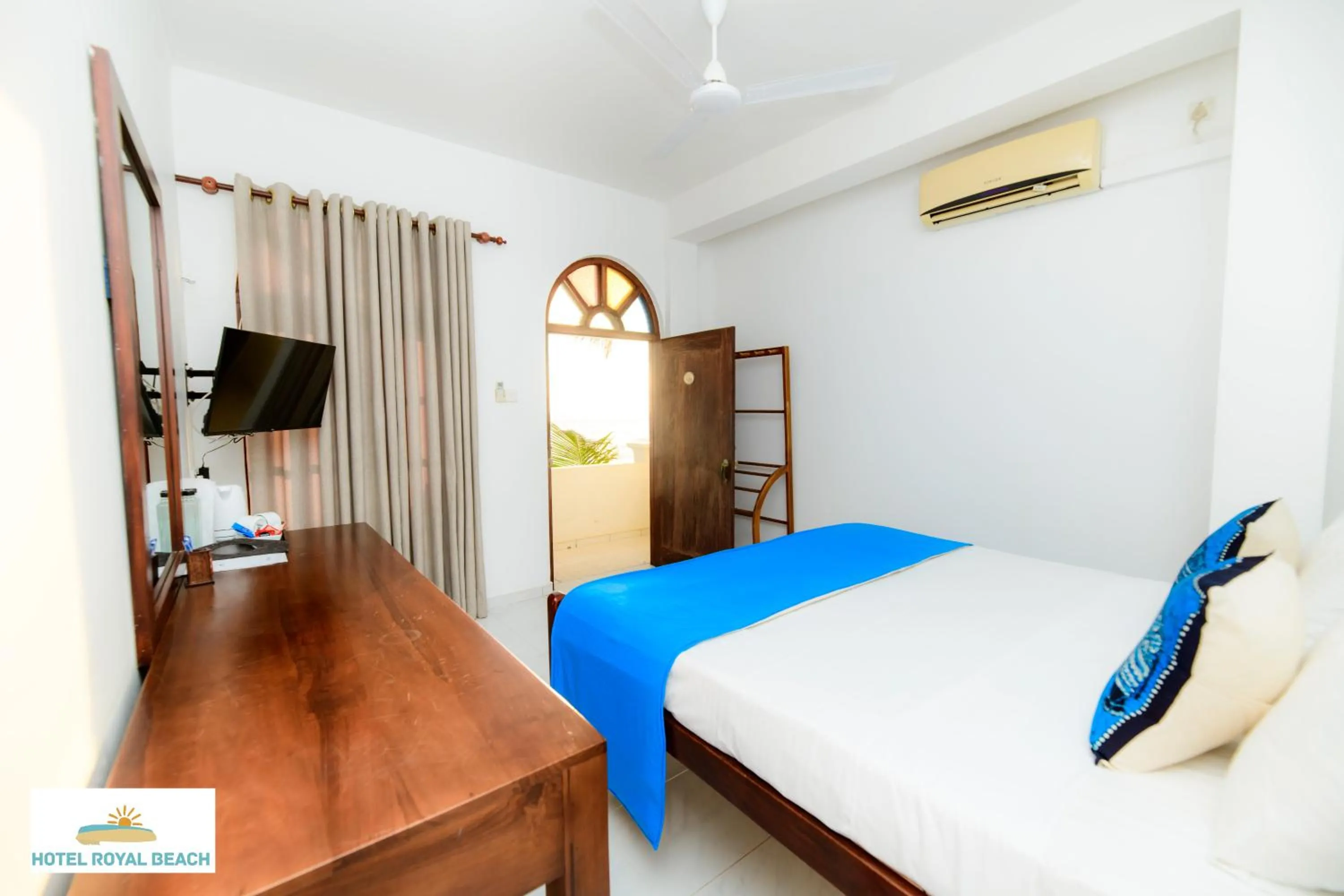Bed in Royal Beach Hotel Hikkaduwa