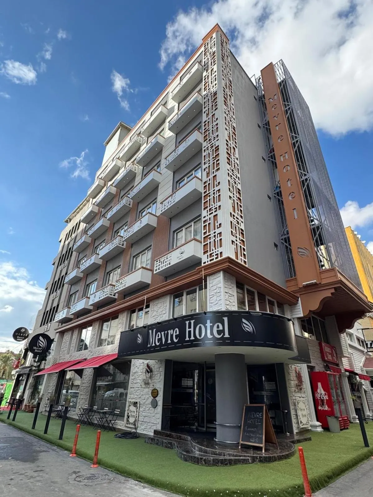 Property building in Mevre Hotel