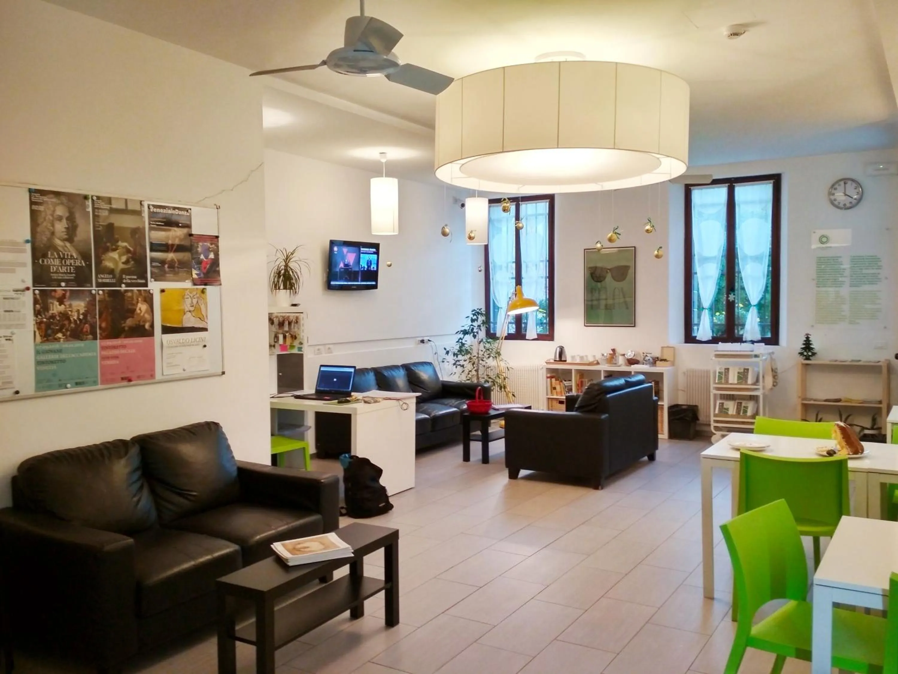 Communal lounge/ TV room in Ostello S. Fosca - CPU Venice Hostels