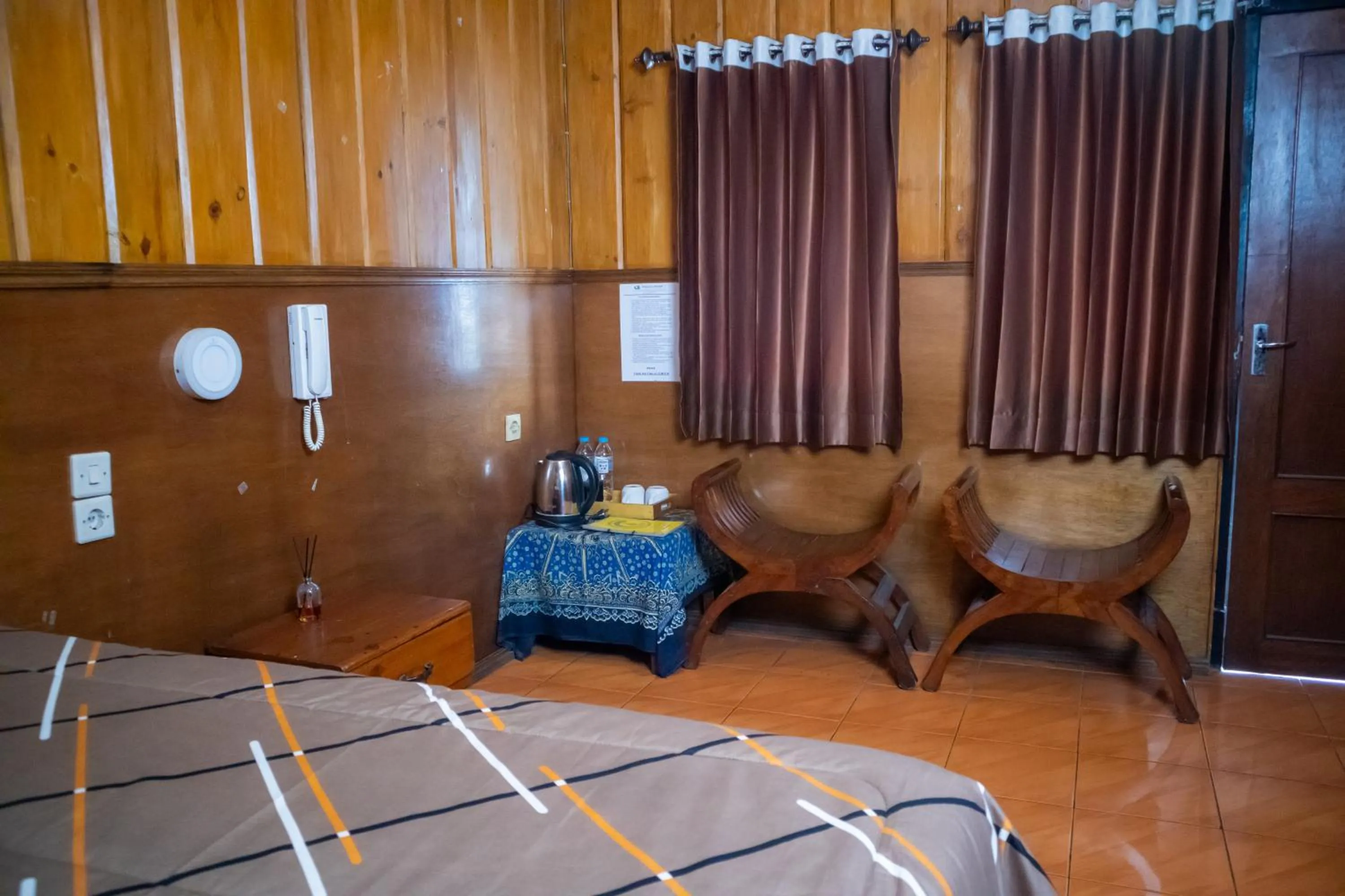 Seating area, Bed in Cemara Indah Hotel
