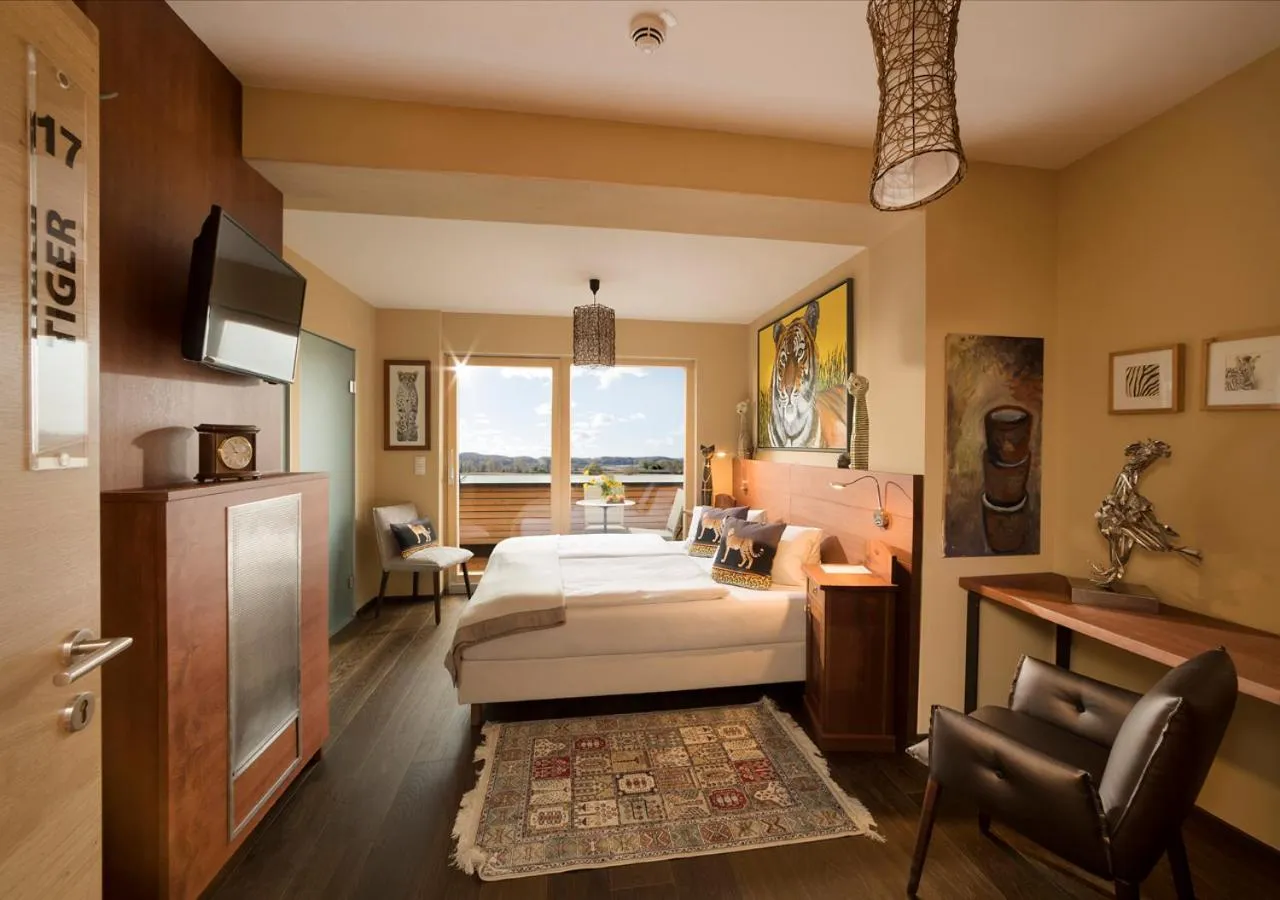 Bed in Malerwinkl Restaurant + Kunsthotel