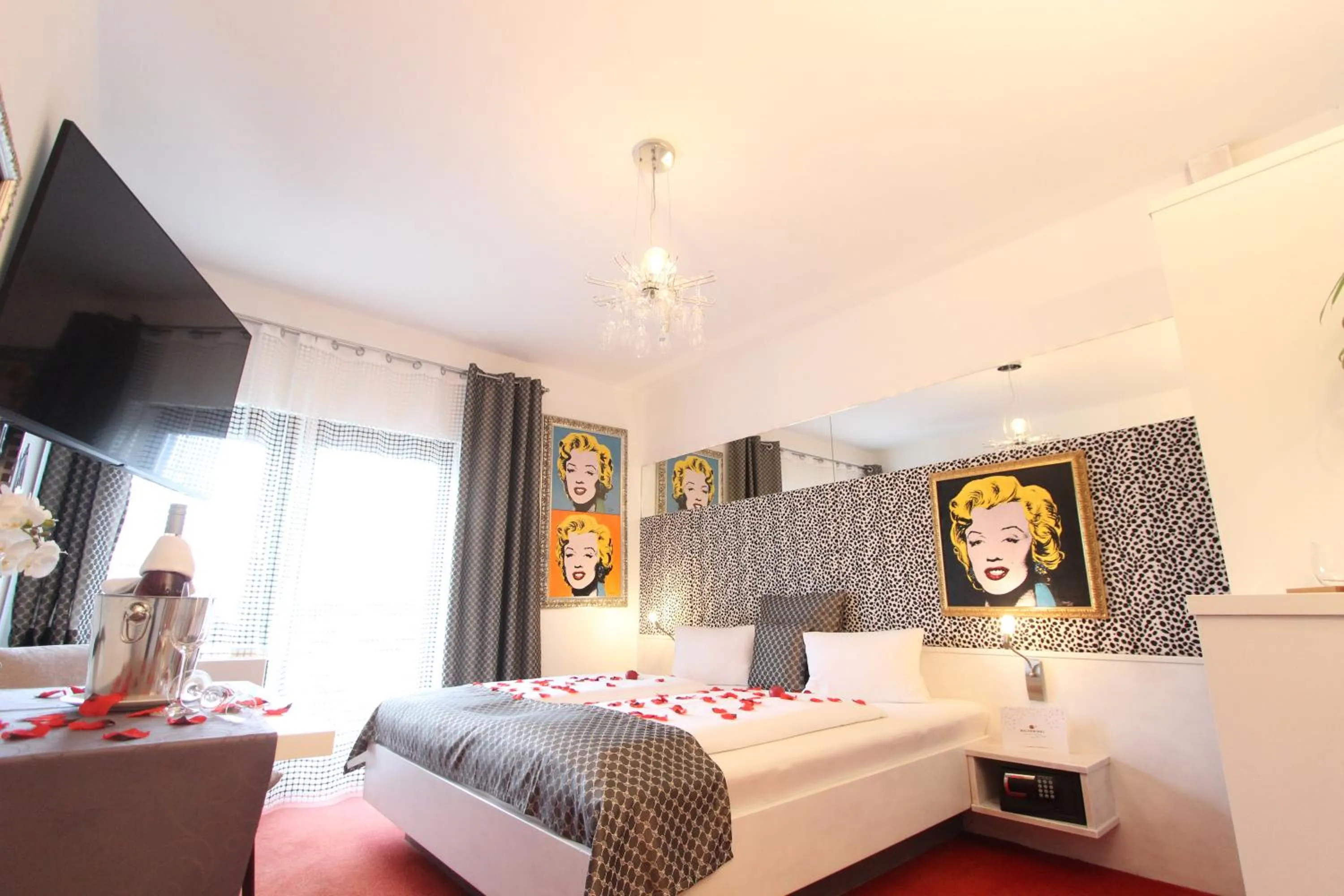 Photo of the whole room in Malerwinkl Restaurant + Kunsthotel