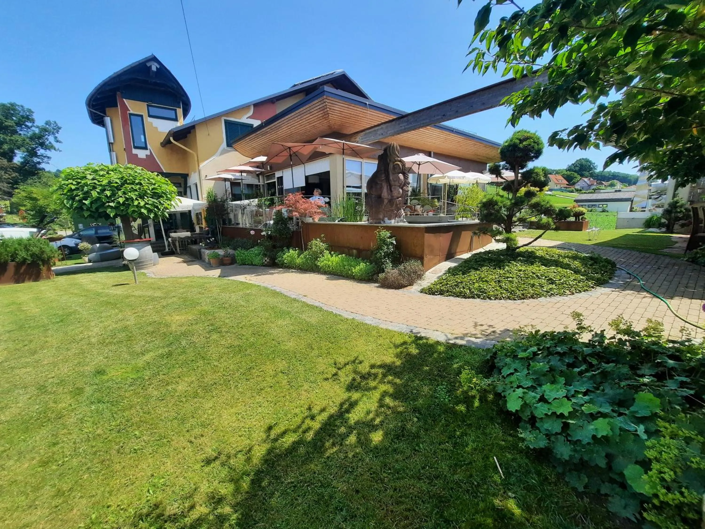 Property building in Malerwinkl Restaurant + Kunsthotel