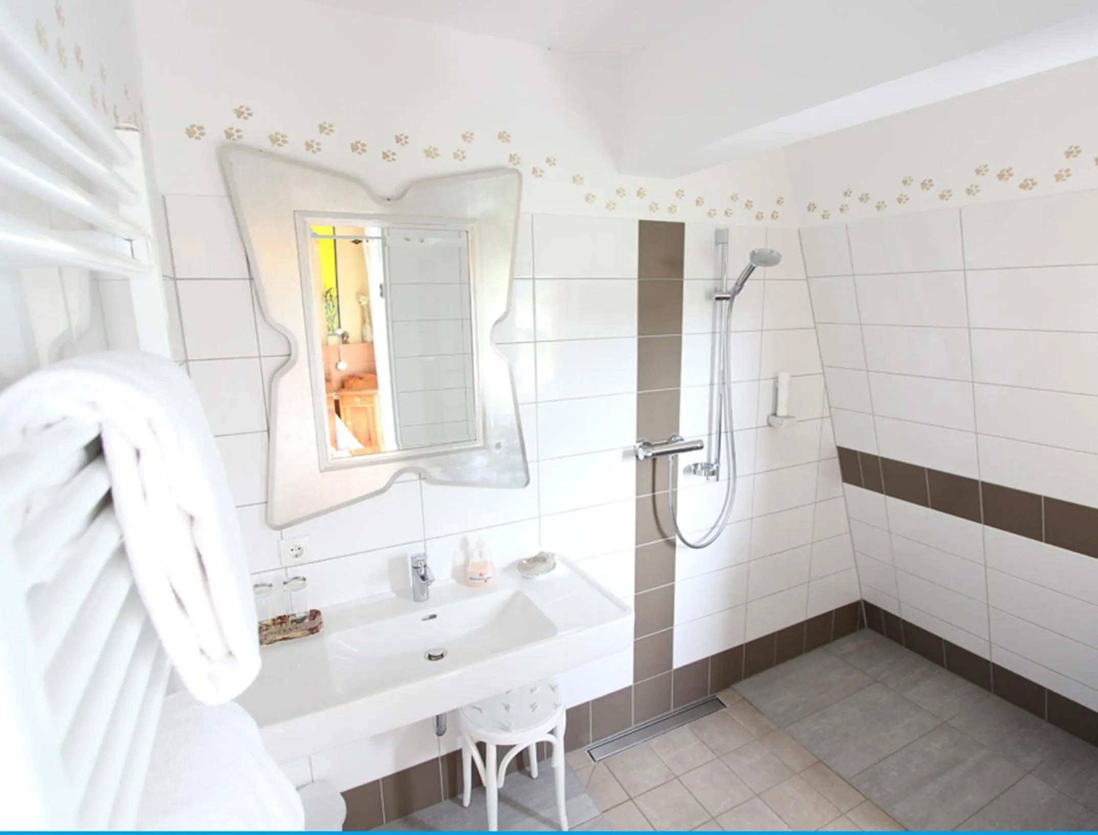 Bathroom in Malerwinkl Restaurant + Kunsthotel