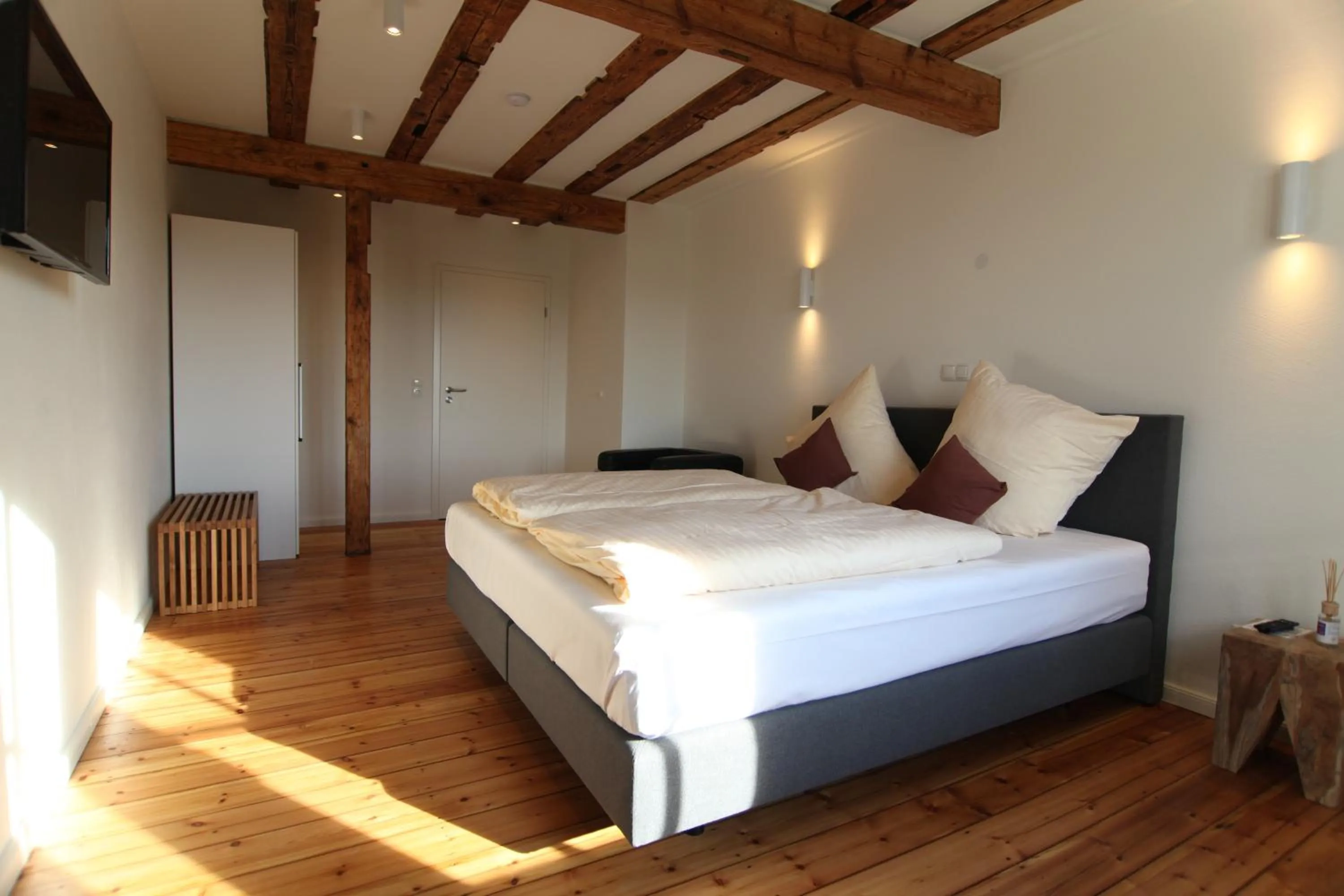 Photo of the whole room, Bed in Zum Bahnhof 1894