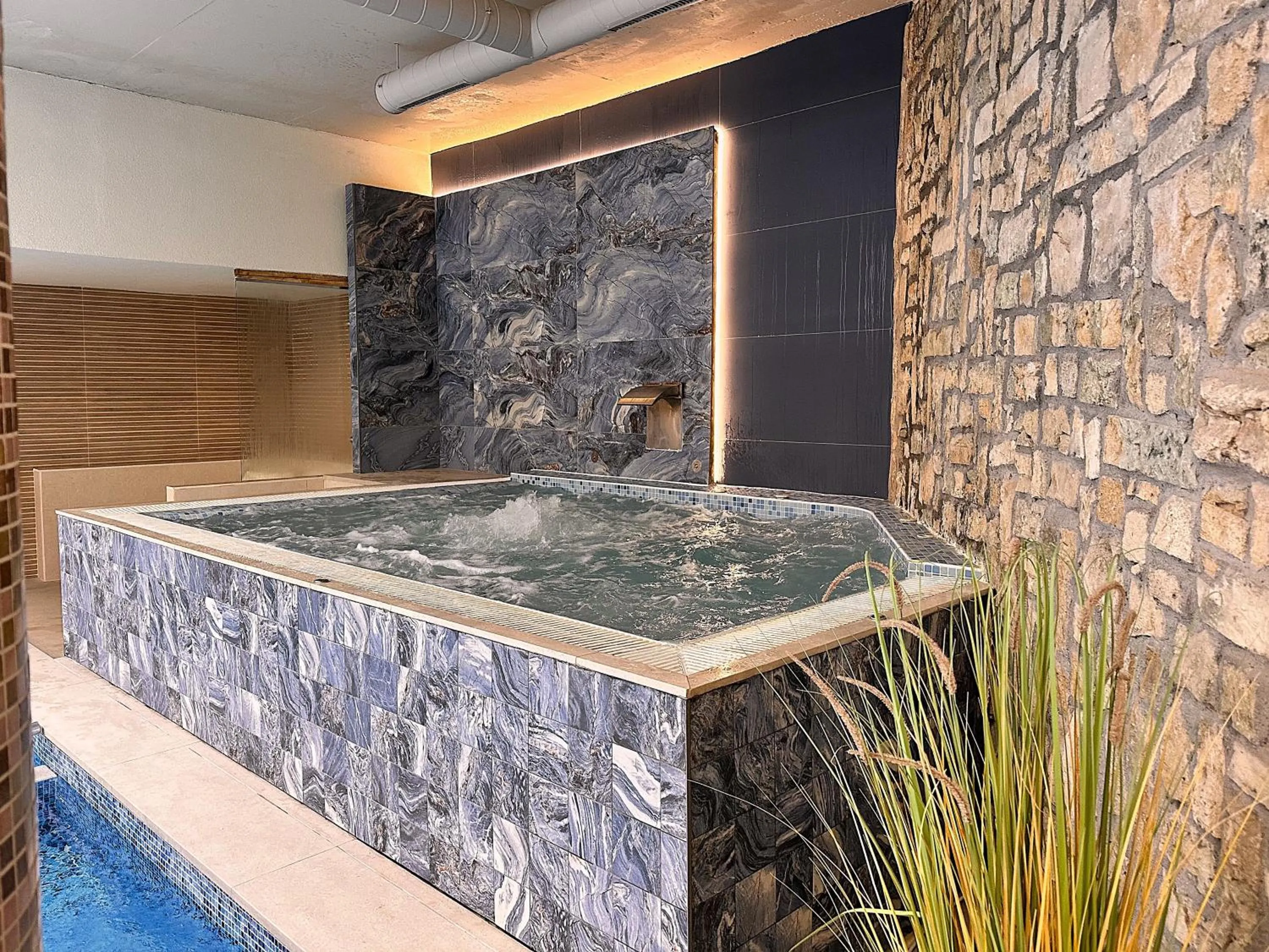 Hot Tub in Predela 2 Aparthotel