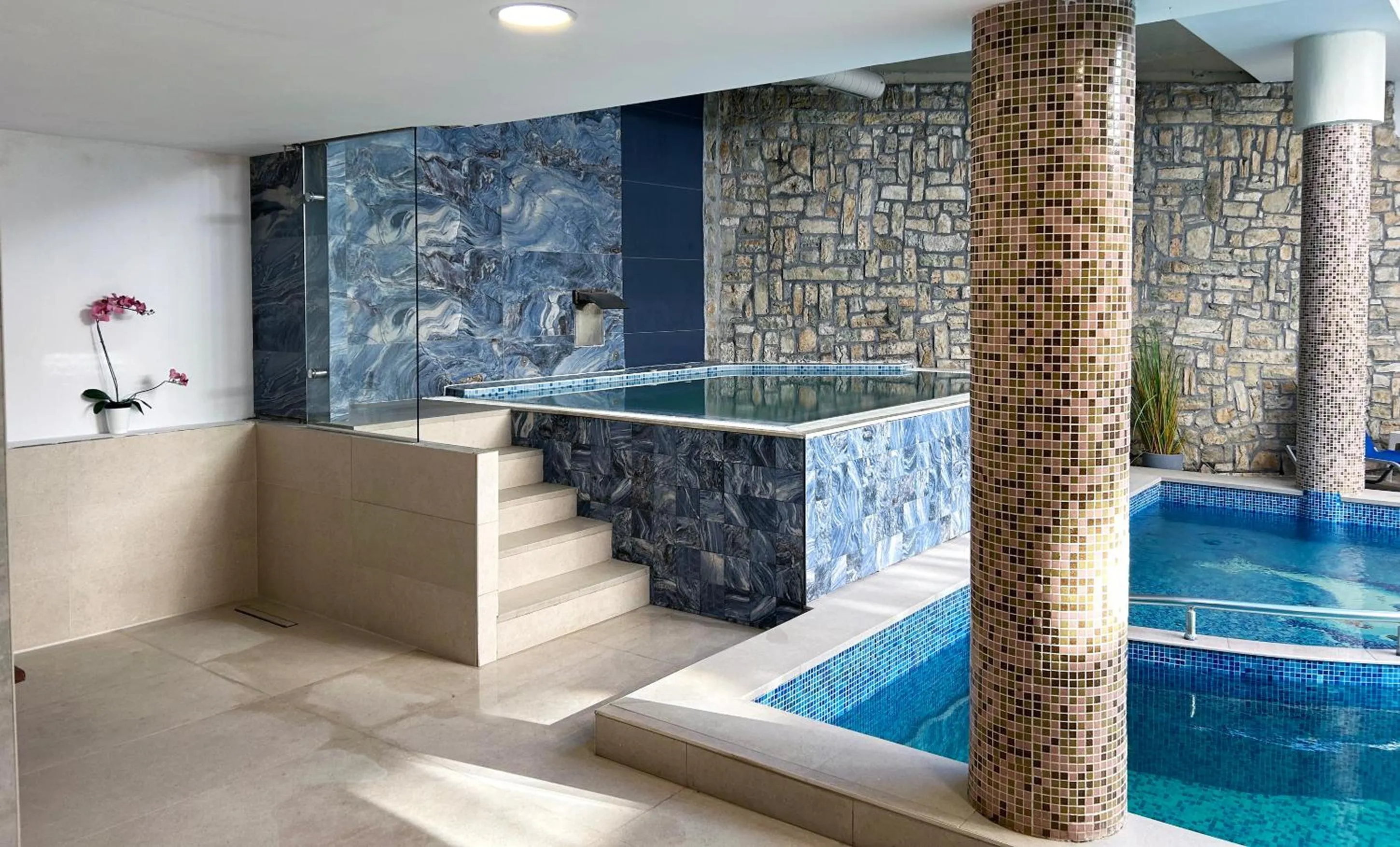 Hot Tub in Predela 2 Aparthotel