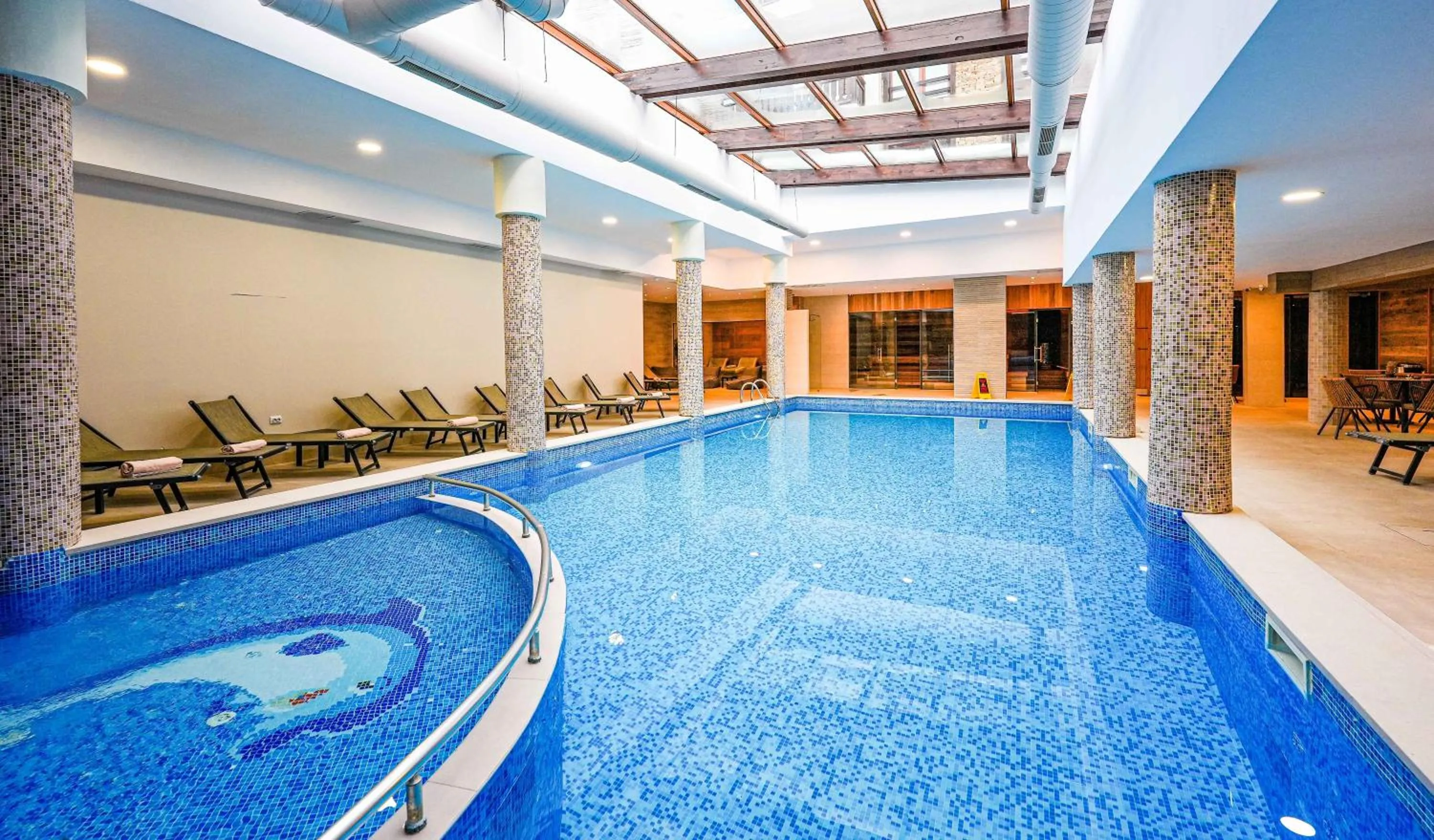 Pool view in Predela 2 Aparthotel