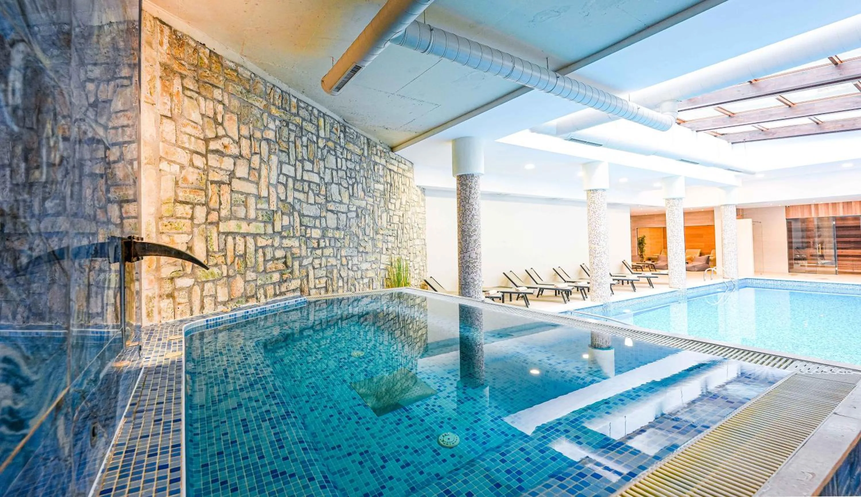 Hot Tub in Predela 2 Aparthotel