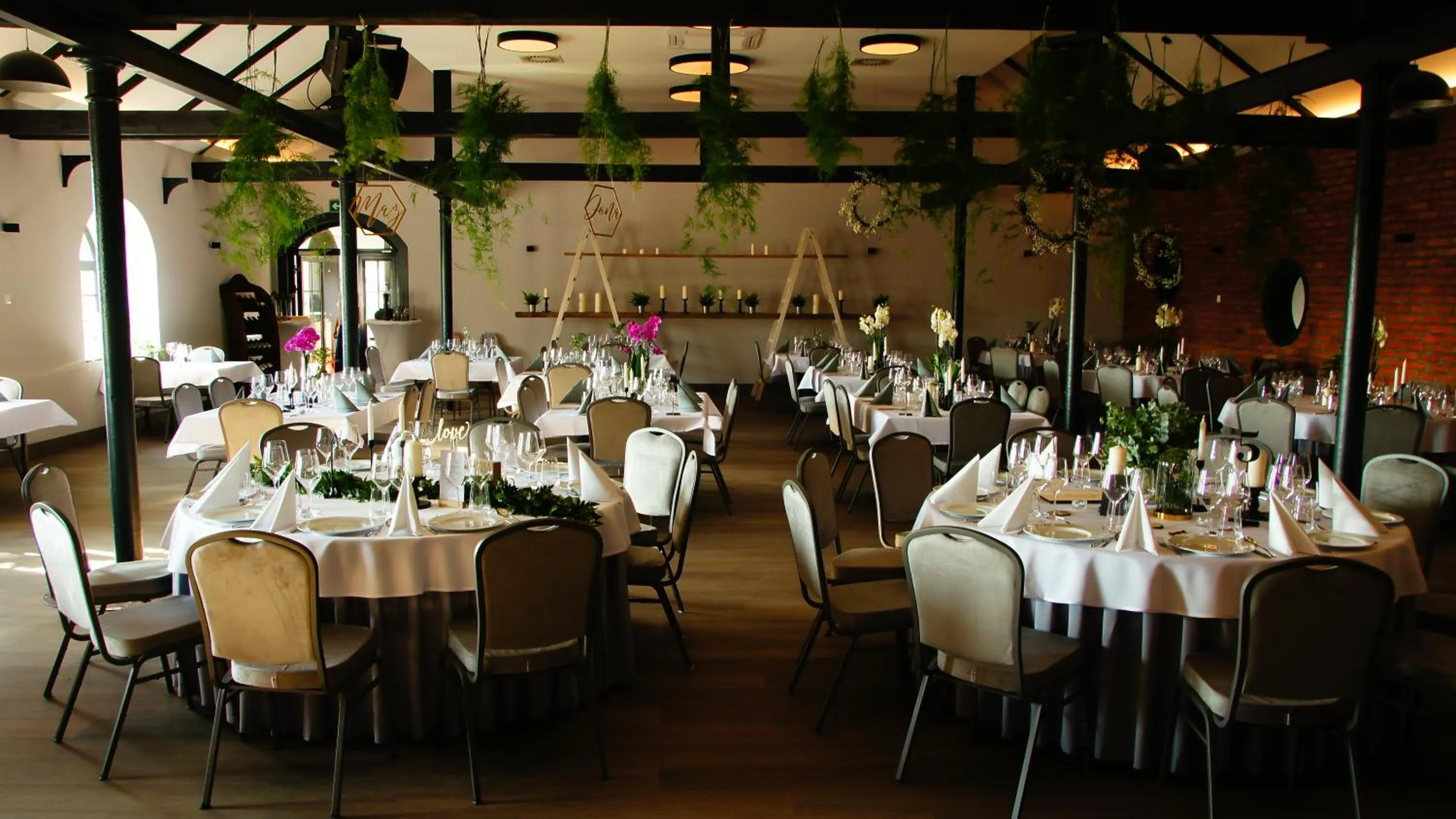 Restaurant/places to eat in Ignasiak Hotel