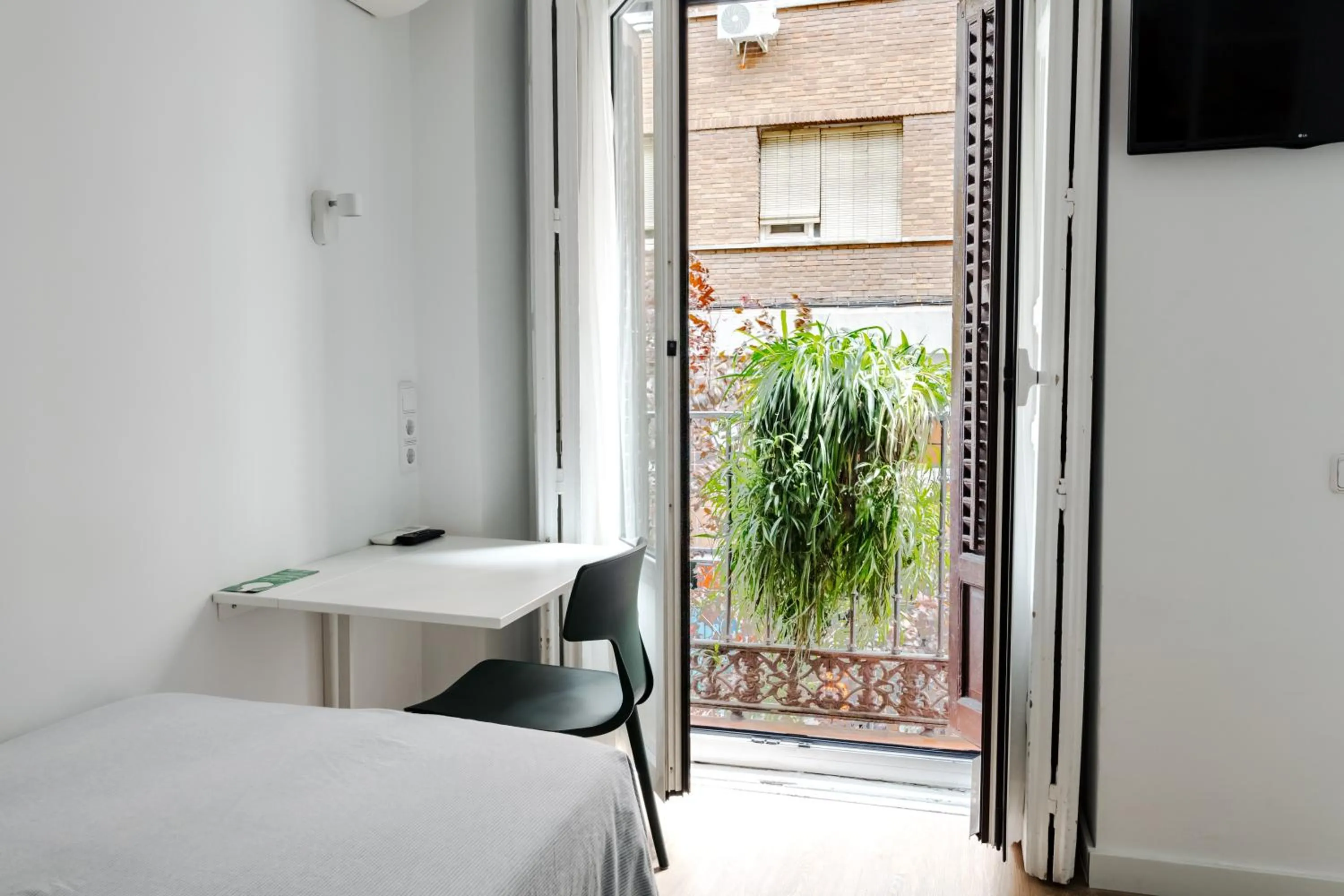 Balcony/Terrace, Bed in Hostal La Zona