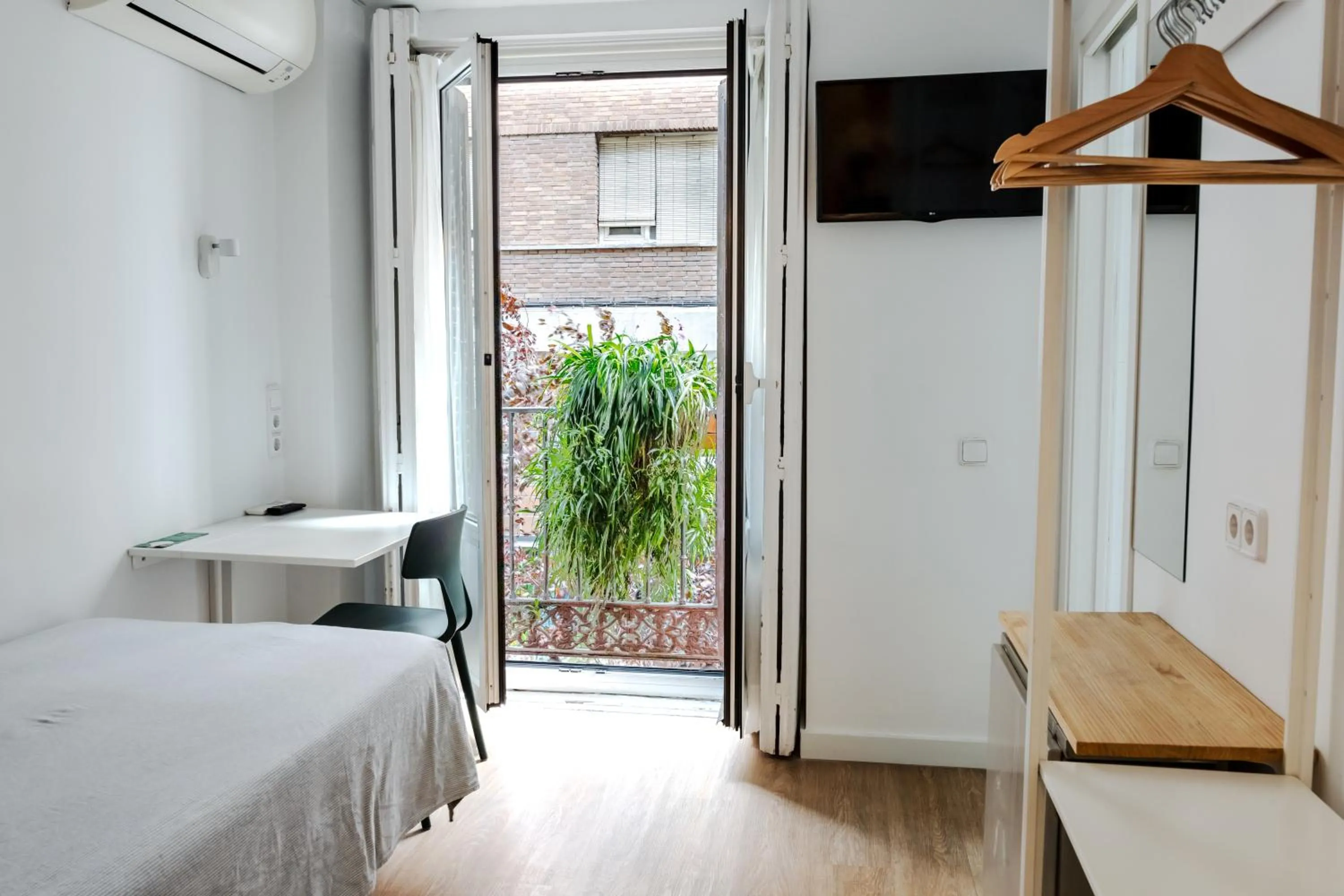 Balcony/Terrace, Bed in Hostal La Zona