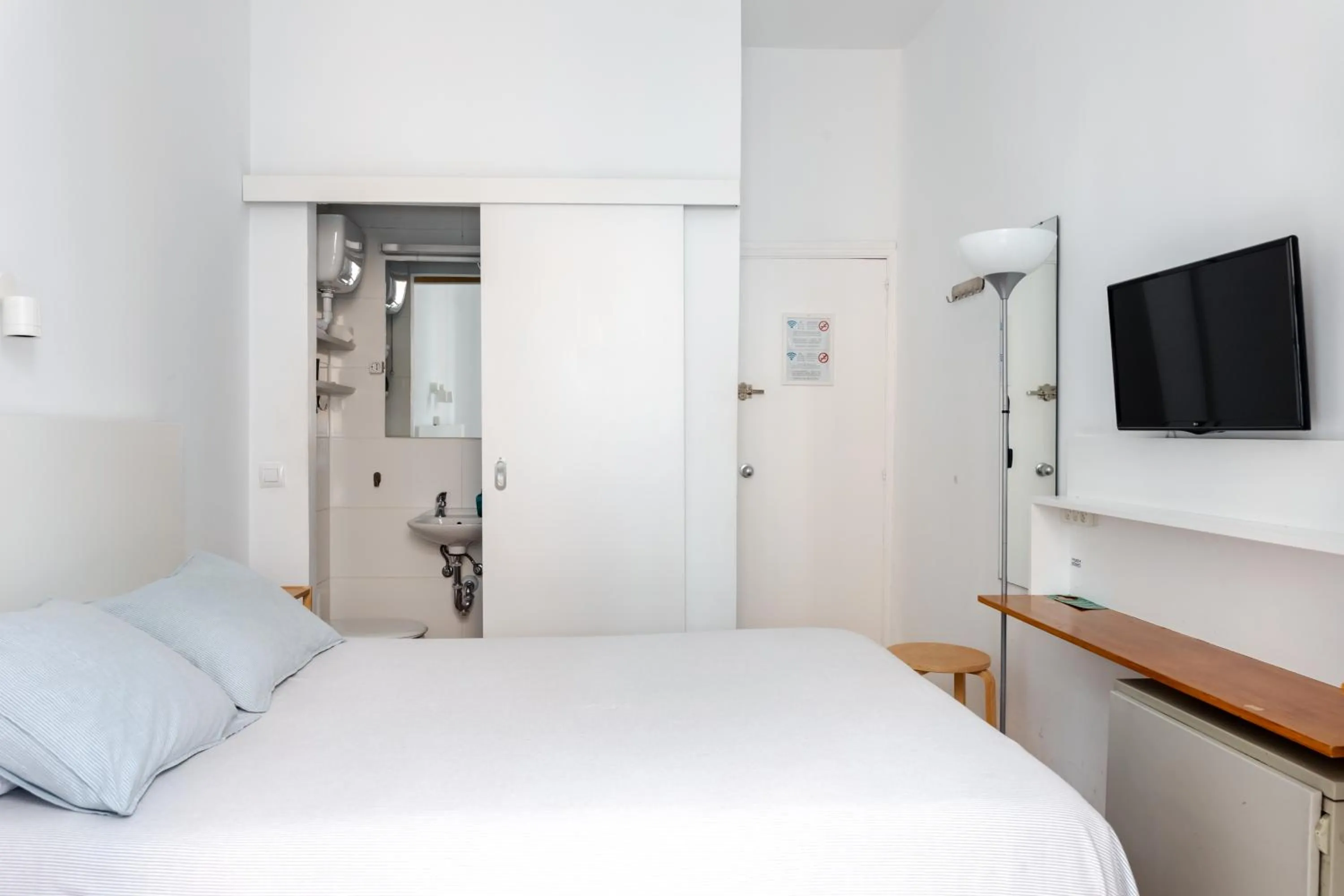 Photo of the whole room, Bed in Hostal La Zona