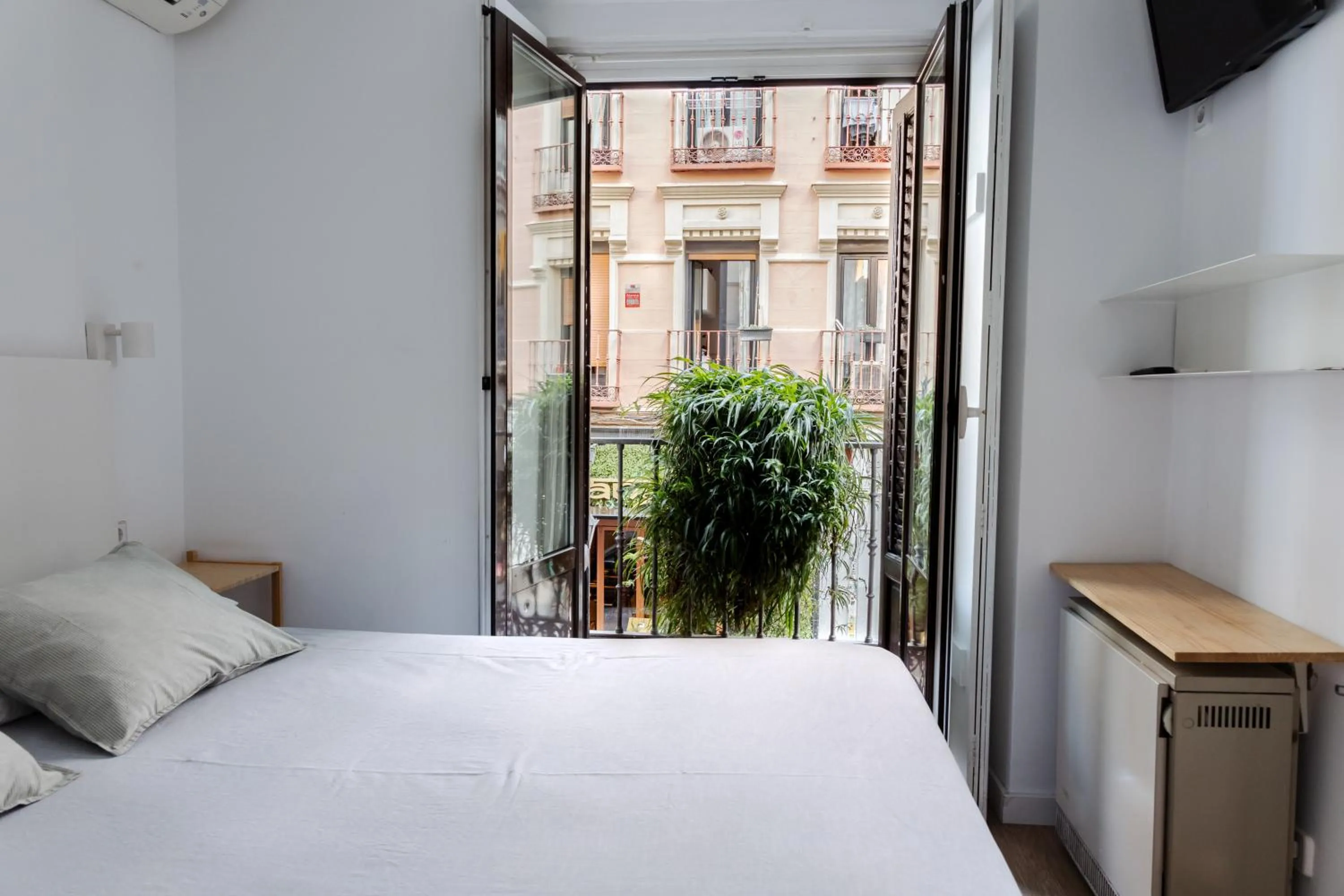 Balcony/Terrace, Bed in Hostal La Zona