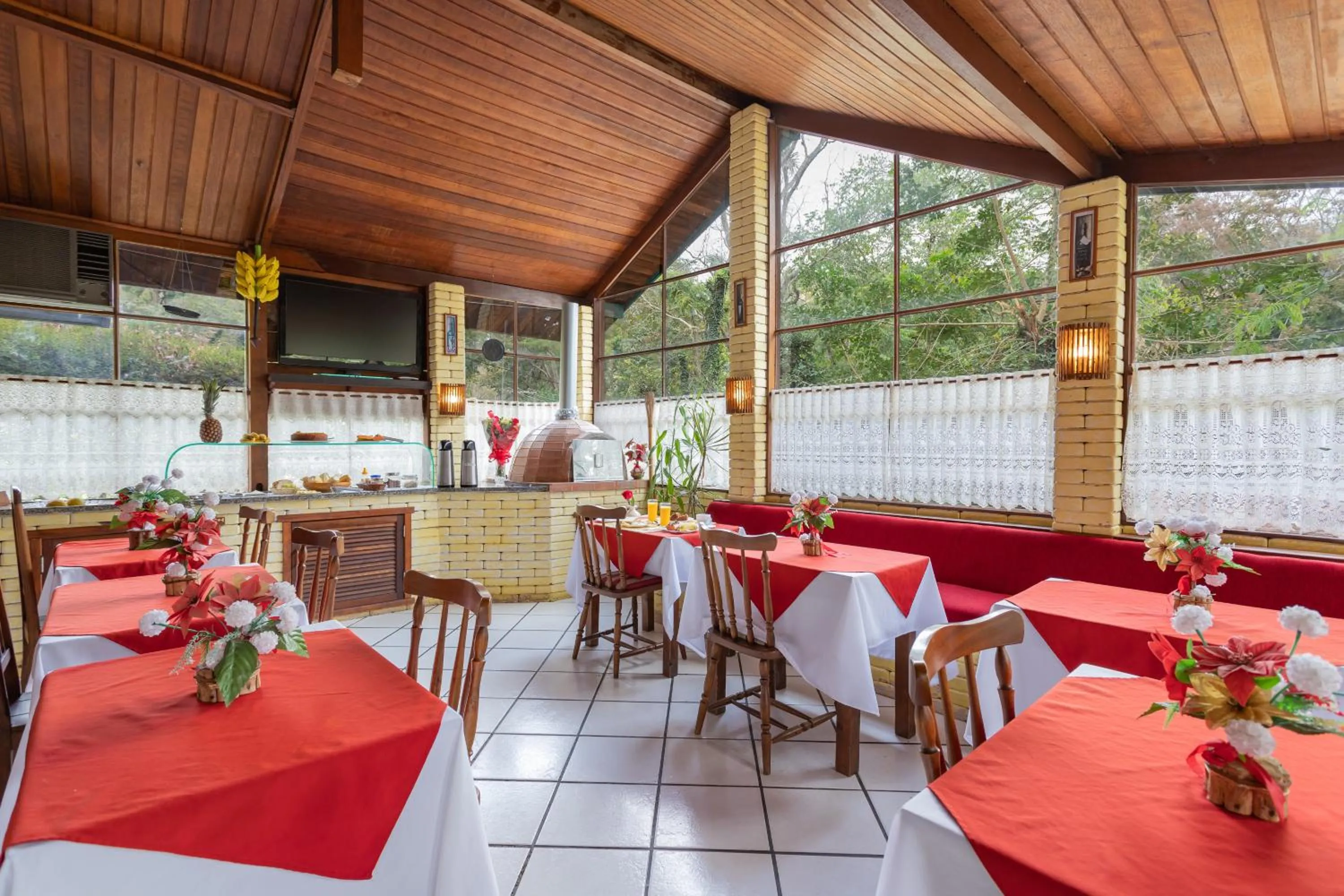 Restaurant/places to eat in Wood House